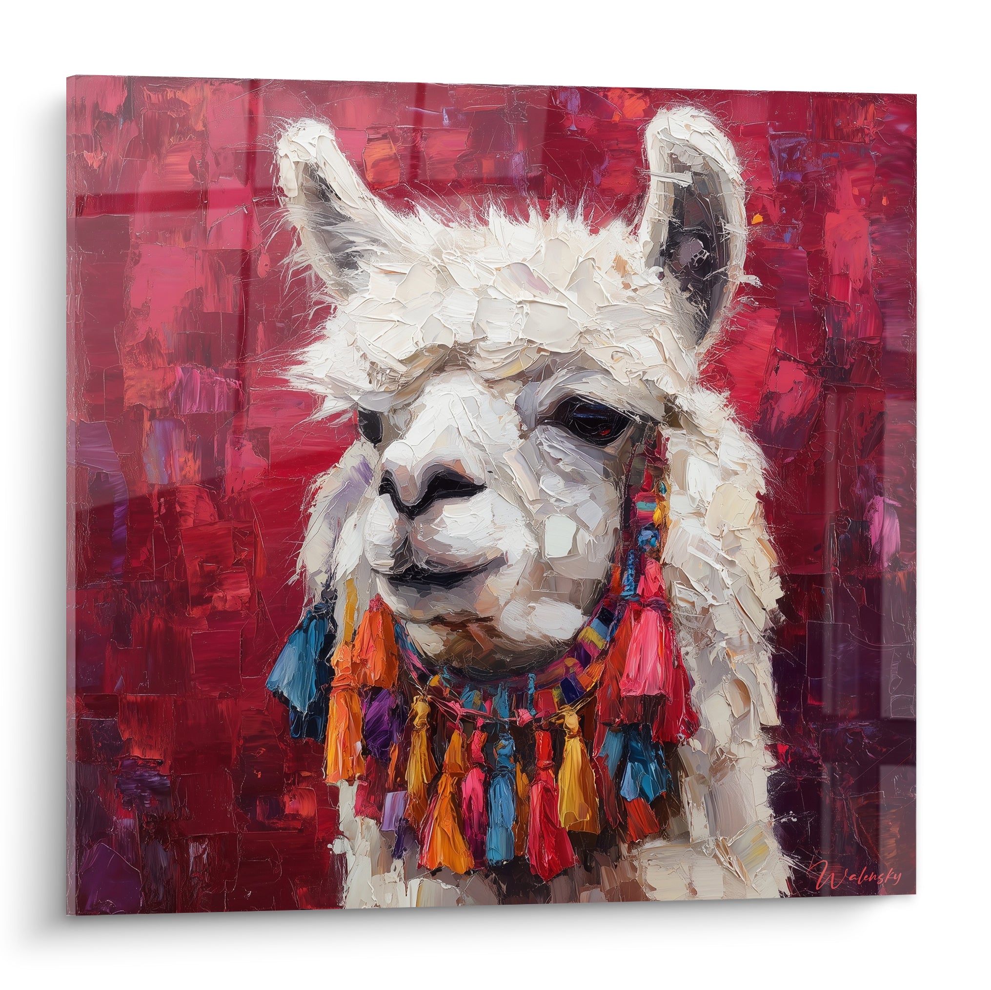 Lama blanc au pelage texturé, collier de pompons ocre et bleu marine, fond rouge grenat intense