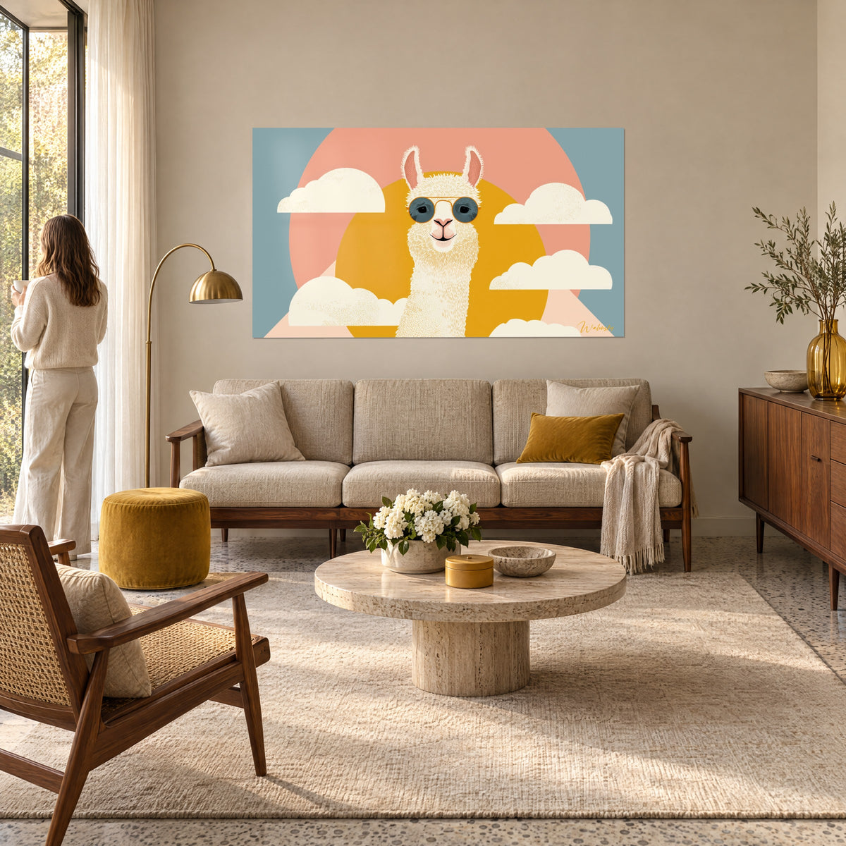 Gemälde weißes Lama mit runder blauer Brille vor ockerfarbener Sonne und lachsrosa Lichthof, über einem Sofa in einem hellen Wohnzimmer