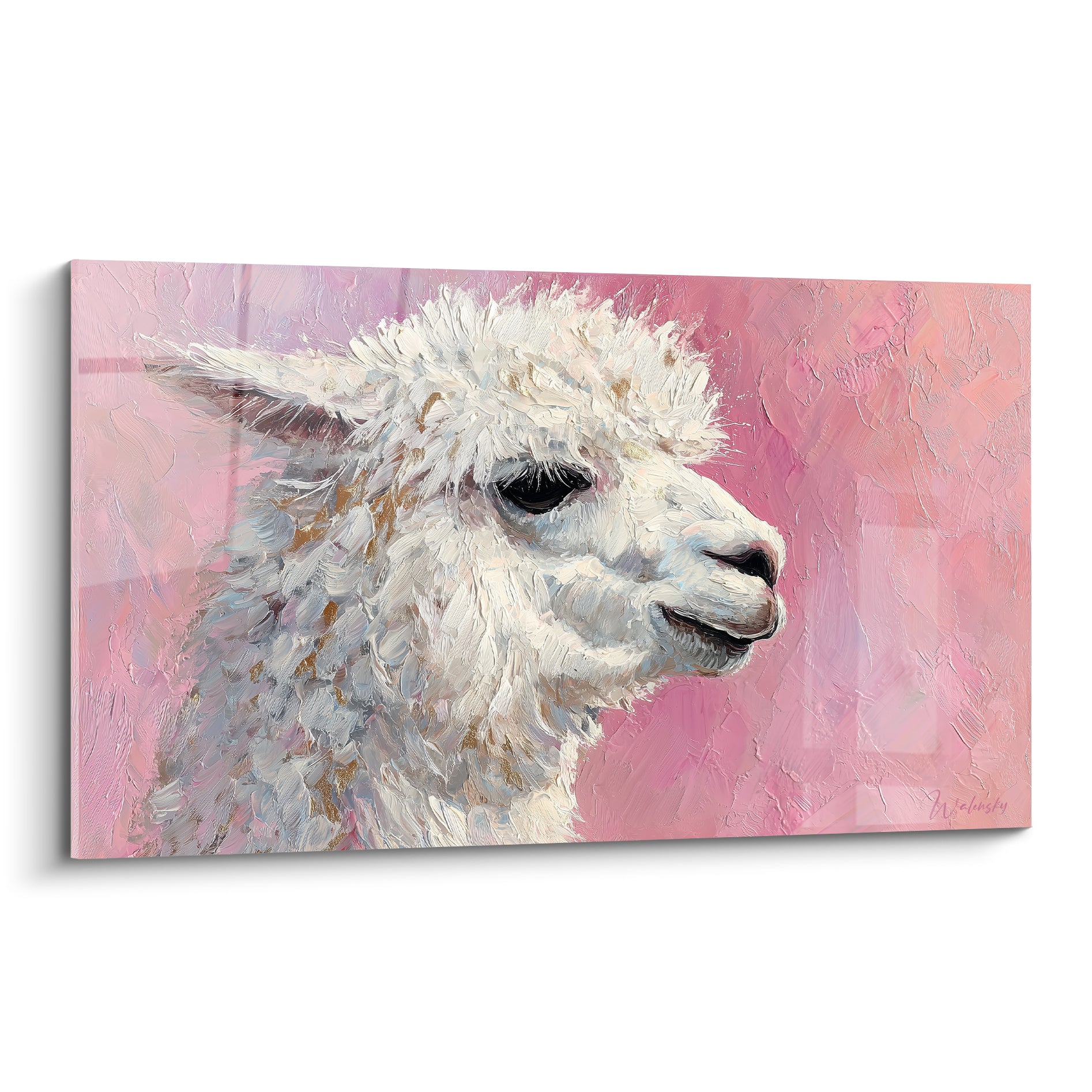 Lama blanc au regard noir intense sur fond rose poudré, texture empâtée et reflets dorés