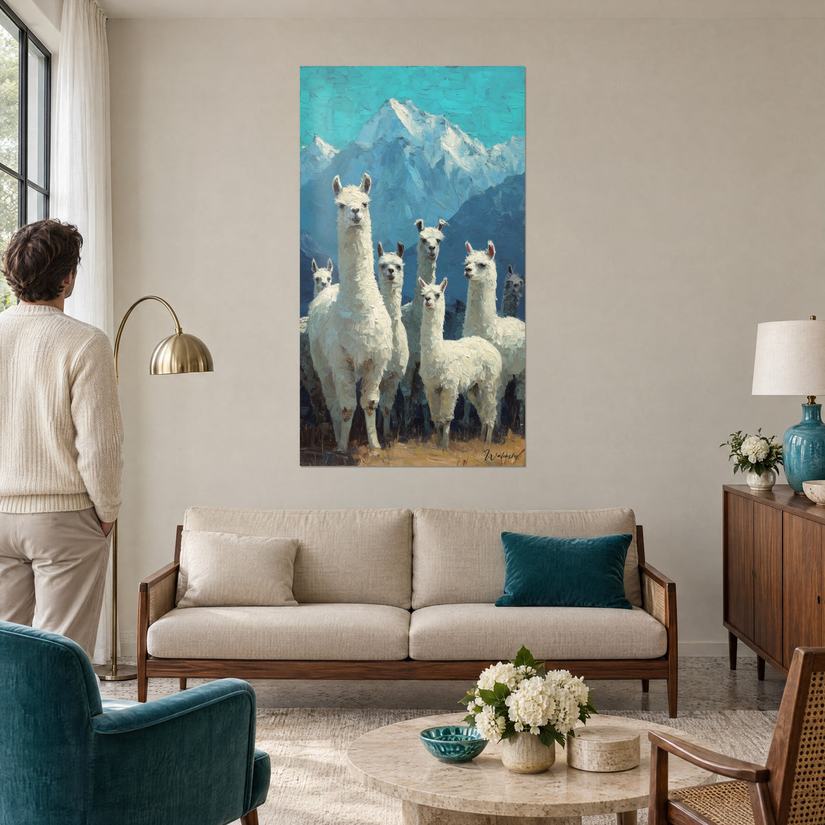 Quadro gregge di lama bianchi dal vello folto davanti a una vetta innevata blu e turchese, sopra un divano in un soggiorno luminoso