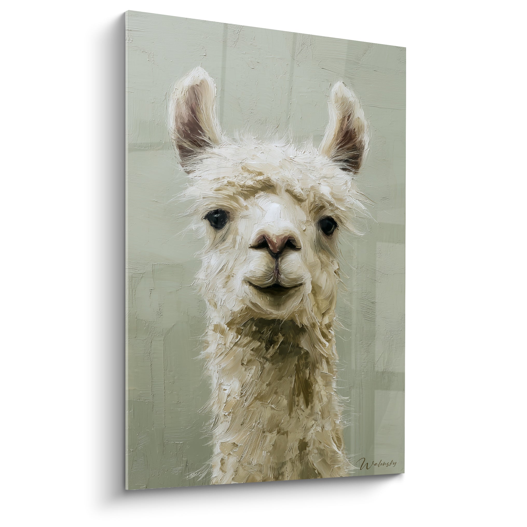 Lama blanc au regard sombre, pelage texturé beige et fond vert sauge peint au couteau