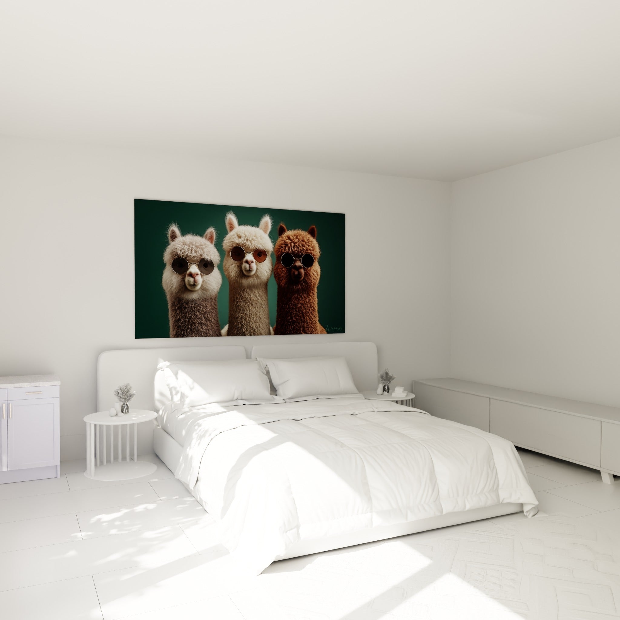 Trio de lamas facétieux à lunettes accroché au-dessus d'un lit dans une chambre claire