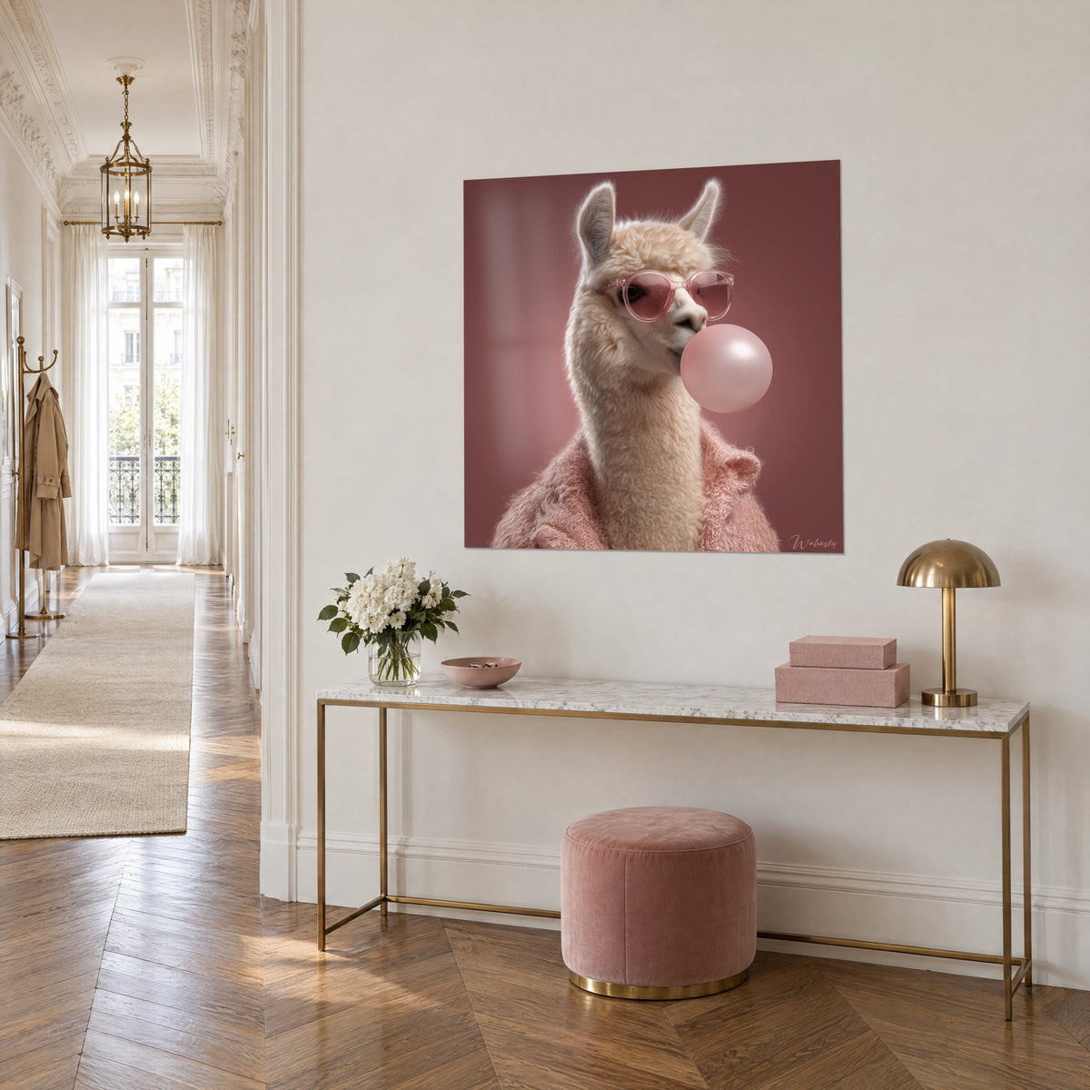 Gemälde cremefarbenes Alpaka, das eine rosa Kaugummiblase bläst, altrosa Hintergrund, an einer beigen Wand über einer goldenen Konsole