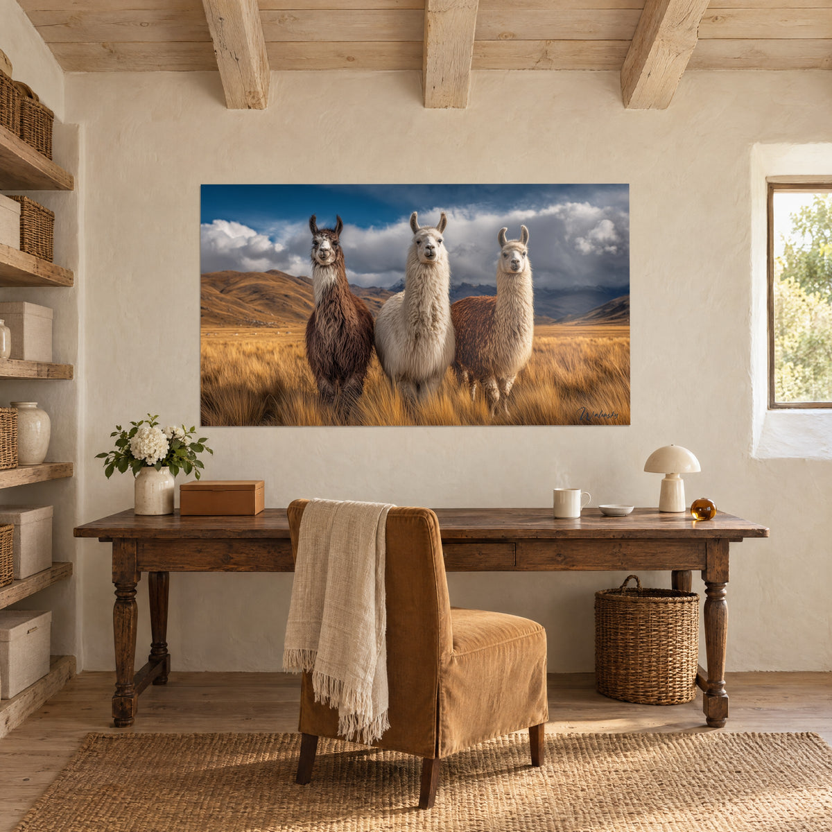 Gemälde Andenlamas unter weißen Wolken und blauem Himmel, braune und cremefarbene Wolle, goldene Steppe, über einem Holzschreibtisch
