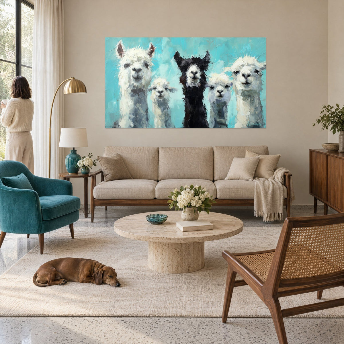 Quadro cinque alpaca con lana color crema e un esemplare nero corvino su sfondo turchese, sopra un divano in un soggiorno luminoso