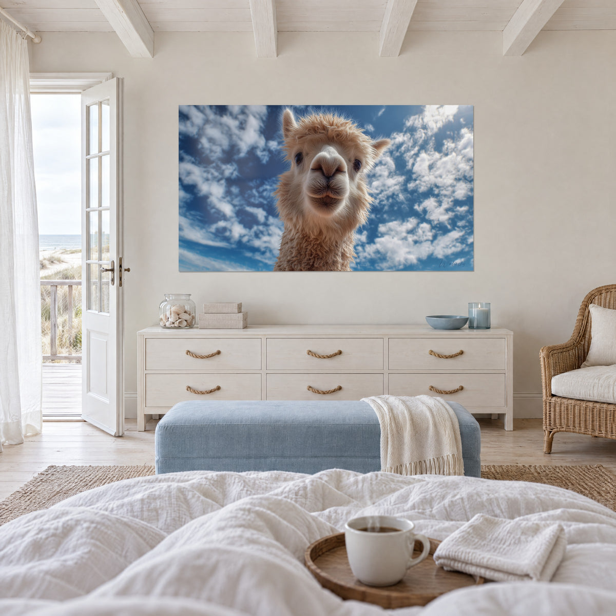 Cuadro de camélido de carita dulce, lana crema y mirada oscura, cielo azul despejado, sobre una cama en un dormitorio luminoso