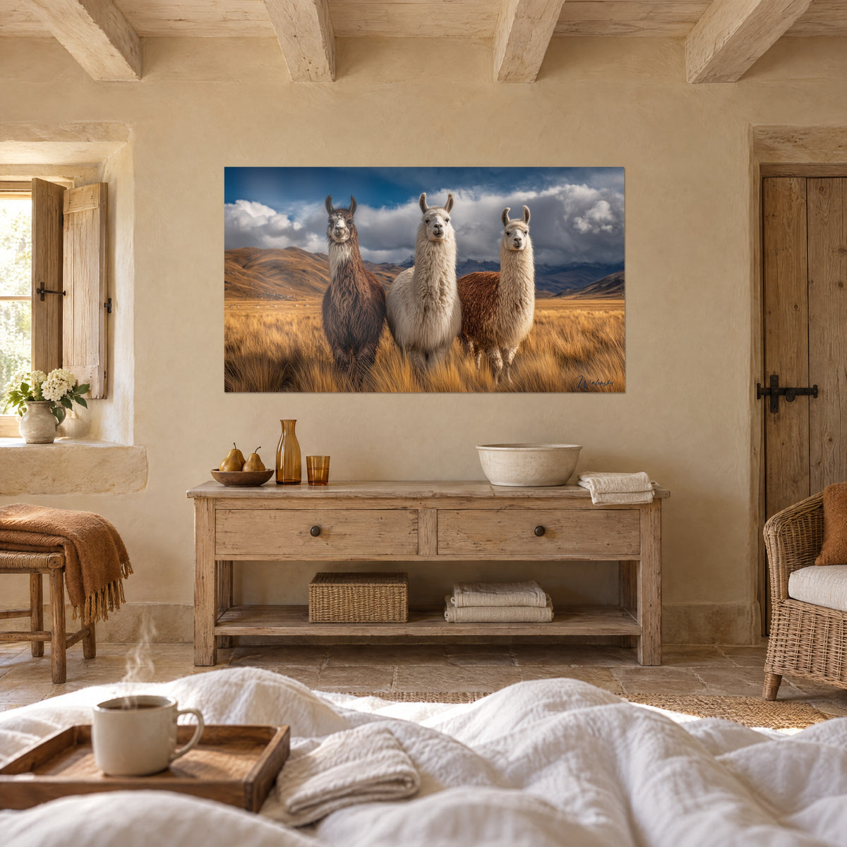 Gemälde der Wächter der Hochebenen, drei Lamas mit braunem und weißem Vlies, ockerfarbenes Gras, über einem Bett in einem hellen Schlafzimmer