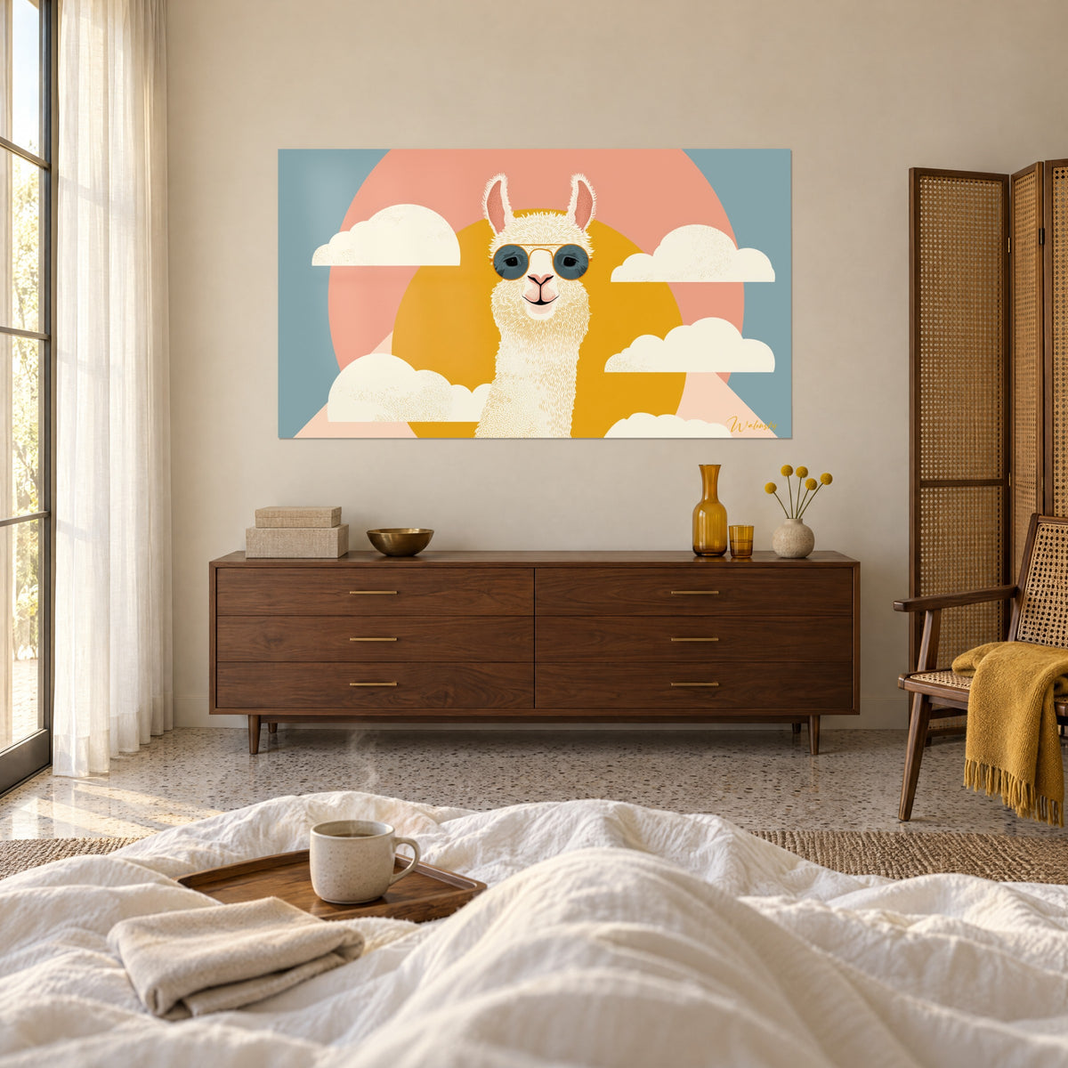 Gemälde Kameliden mit cremefarbenem Fell und Fliegerbrille, ockerfarbene Scheibe und blaugraues Himmelblau, über einem Bett in einem hellen Schlafzimmer