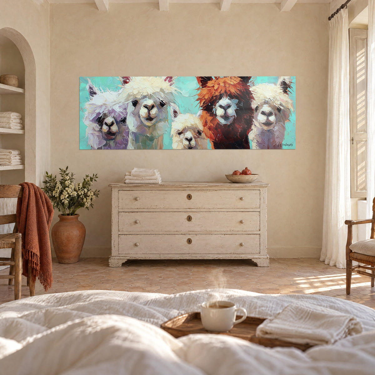 Quadro di un gruppo di lama, lana lilla, avorio e rossiccia su fondo turchese, appeso sopra un letto in una camera luminosa