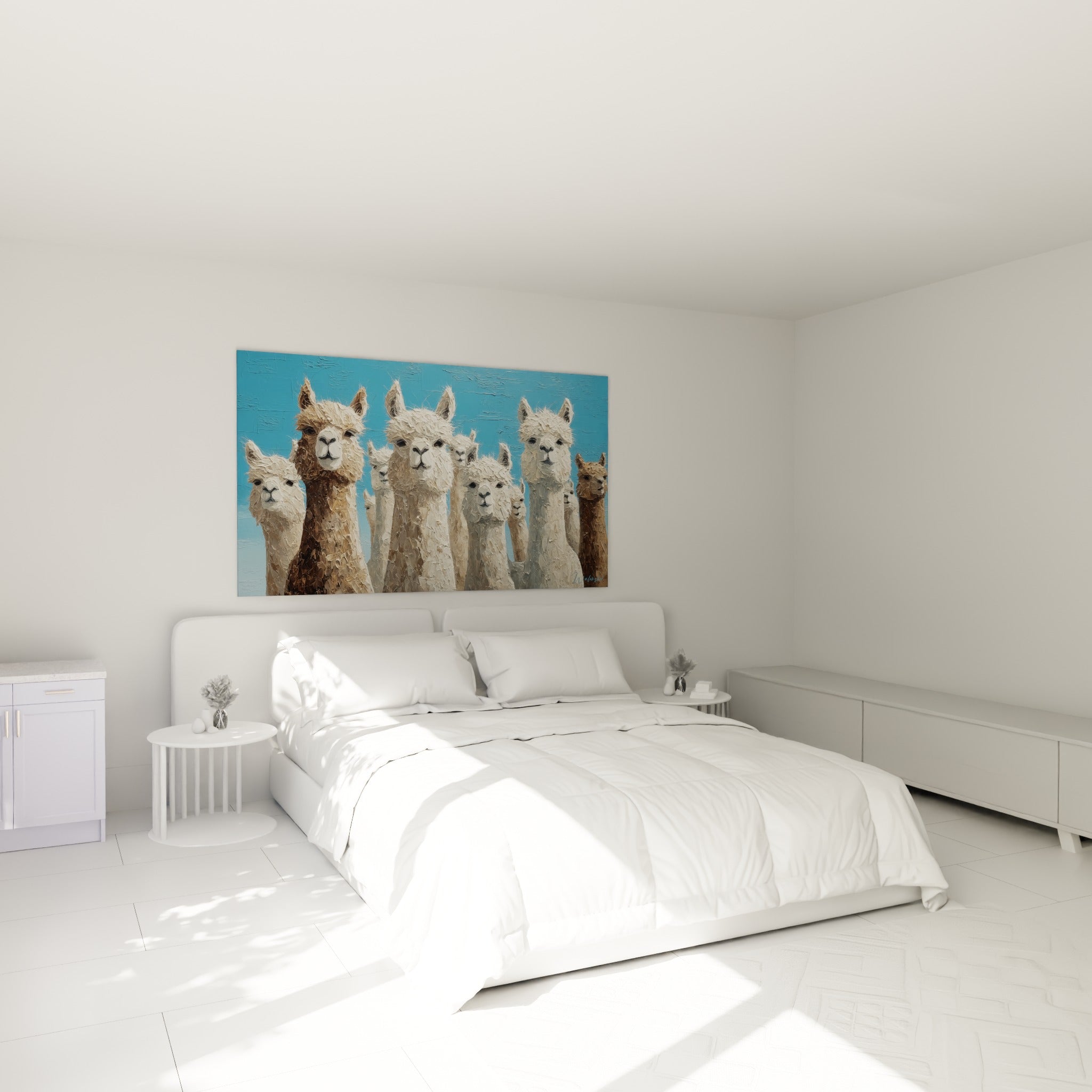 Lamas peints en beige et brun accrochés au-dessus d'un lit dans une chambre claire