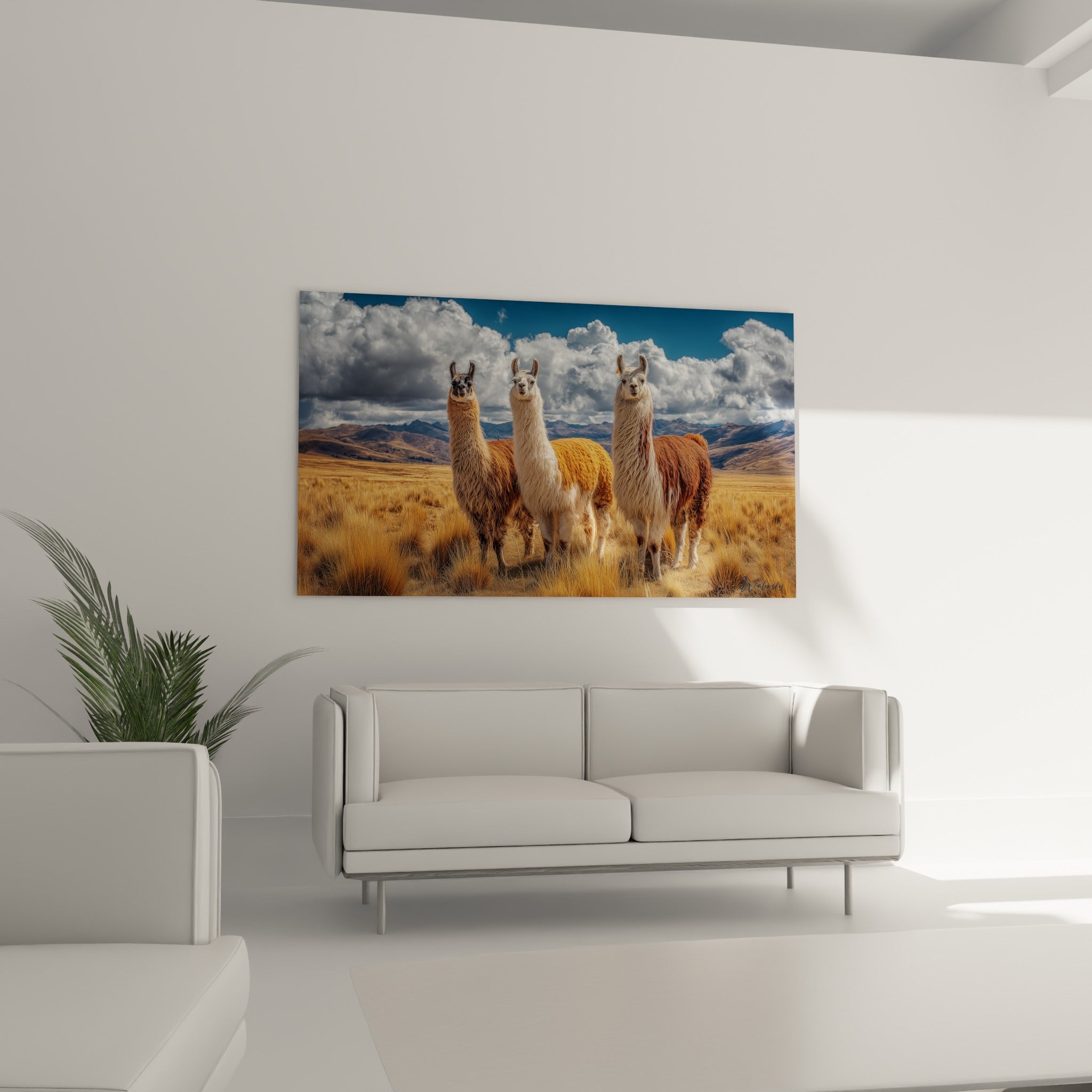 Silhouettes de lamas brun et crème devant des montagnes bleutées, au-dessus d'un canapé dans un salon lumineux