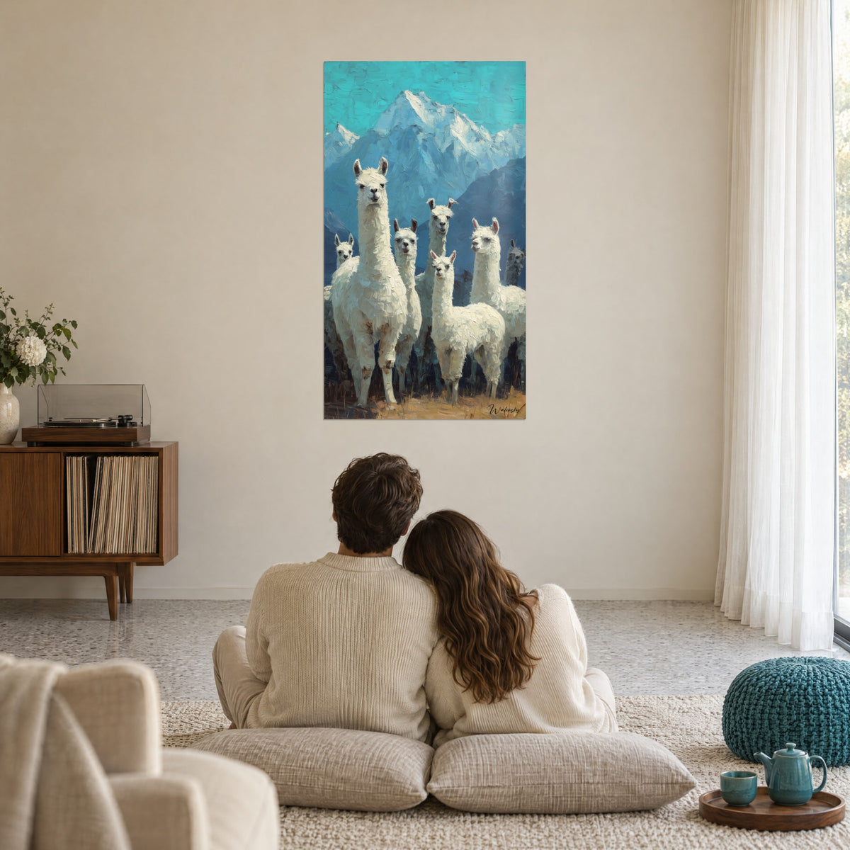 Quadro lama curiosi dallo sguardo dolce, lana bianca e roccia blu notte, su una parete crema di fronte a una coppia seduta a terra
