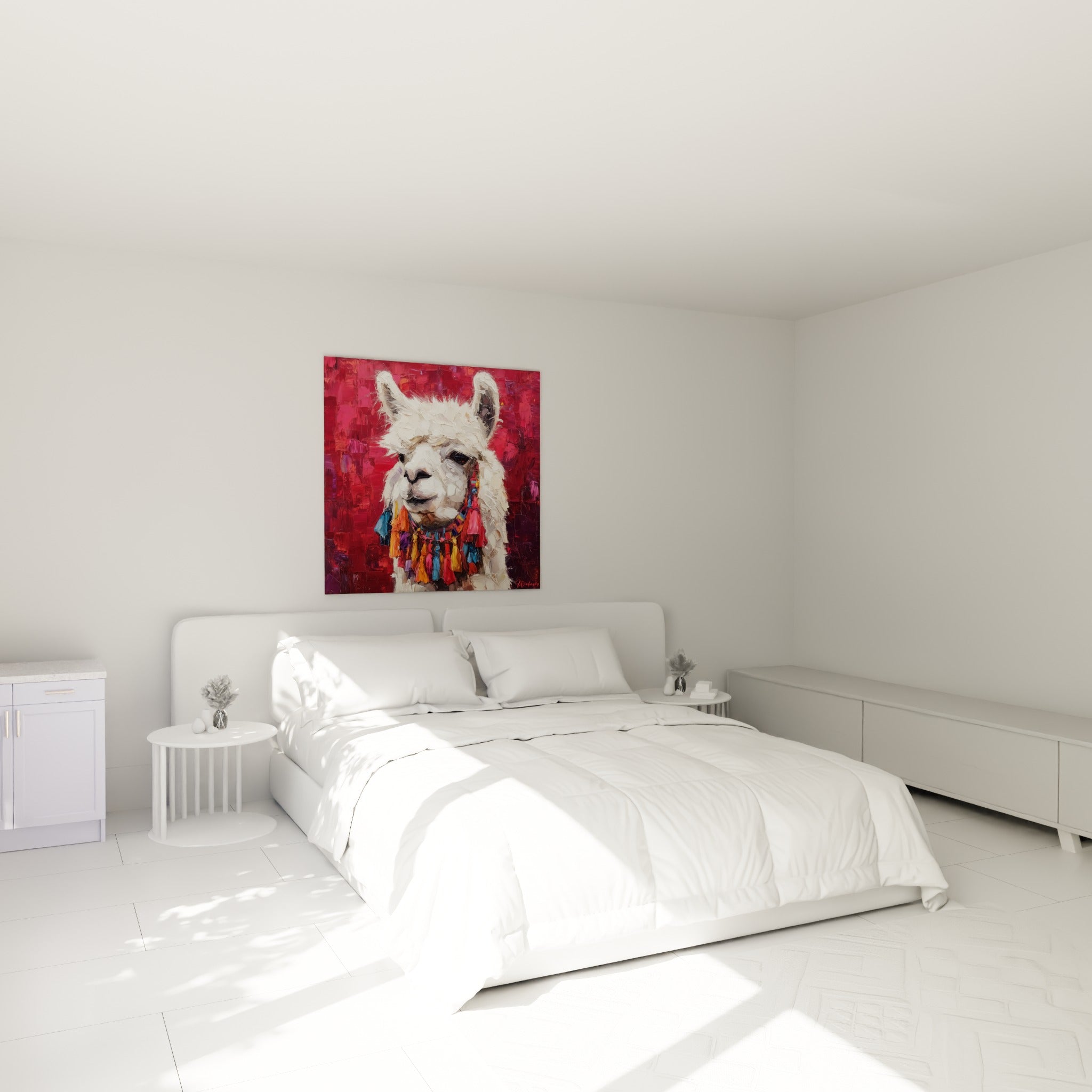 Portrait de lama blanc et rouge grenat, collier multicolore, accroché au-dessus d'un lit dans une chambre claire