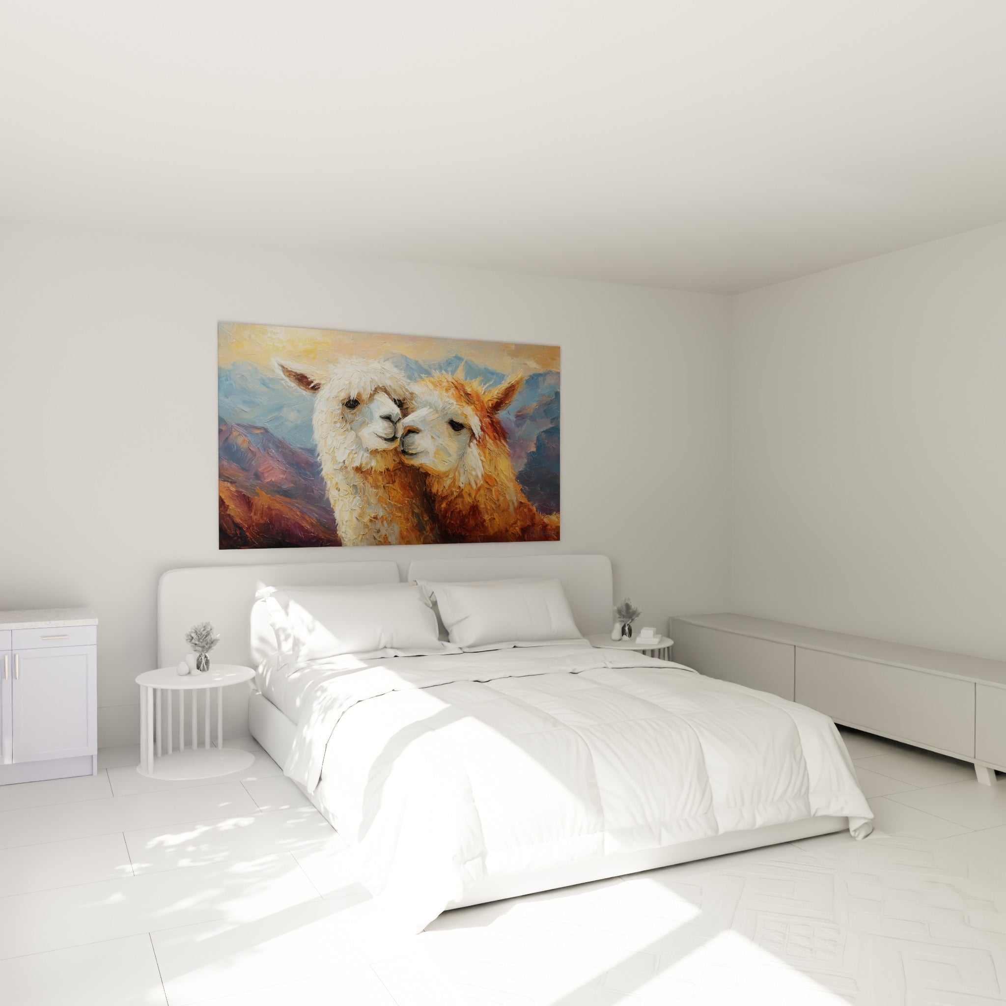 Complicité tendre entre deux lamas crème et cuivré au-dessus d'un lit dans une chambre claire