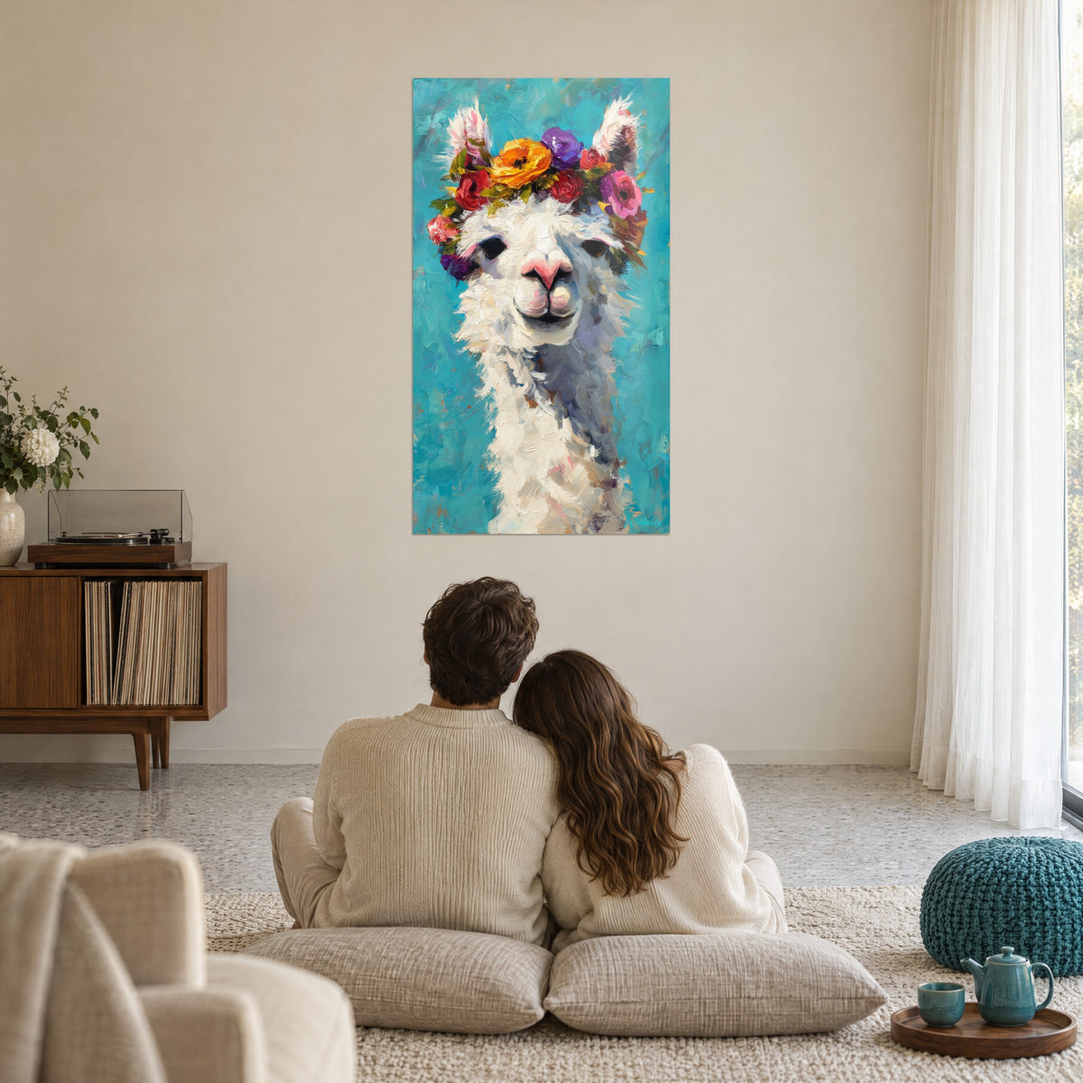 Cuadro alpaca esponjosa coronada de flores vivas, blanco crema y azul turquesa, pareja sentada en cojines frente a la pared clara