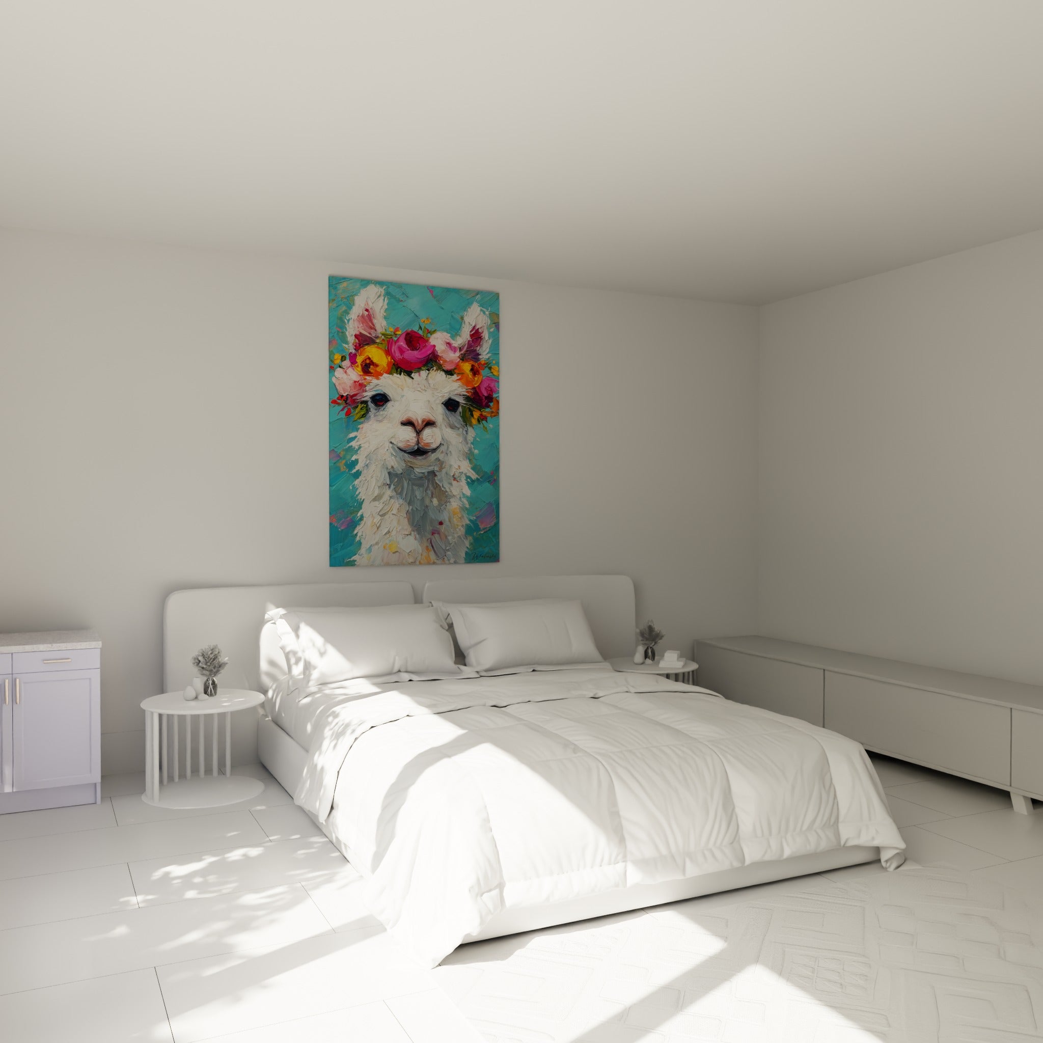 Museau de lama blanc entouré de roses fuchsia et dorées, accroché au-dessus d'un lit dans une chambre claire