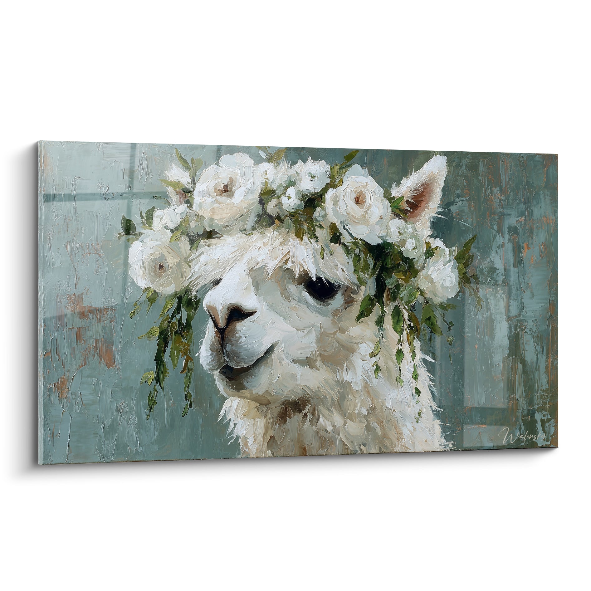 Lama blanc à couronne de roses blanches, fond bleu-vert texturé, regard sombre et expressif