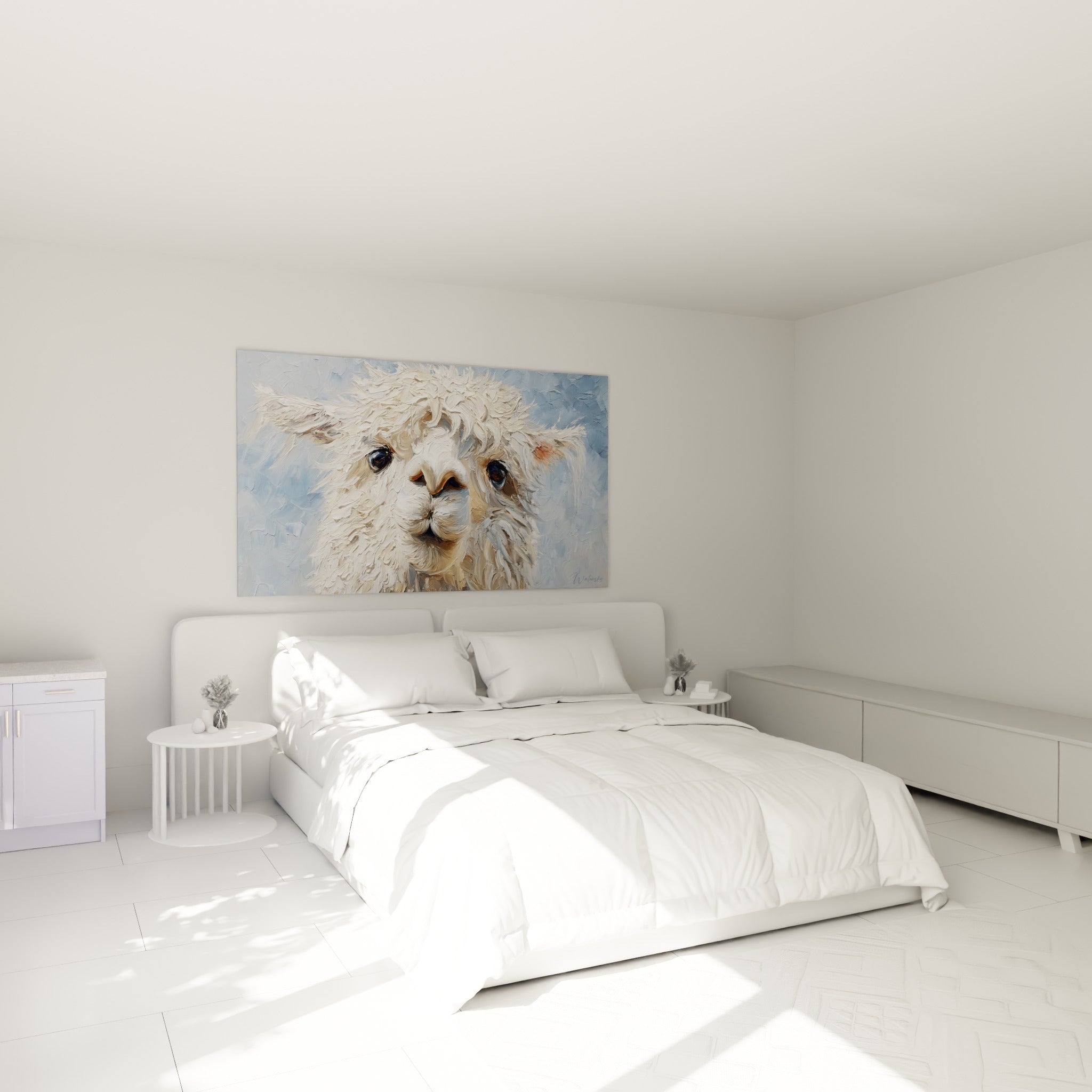 Portrait de lama blanc et crème aux empâtements marqués, accroché au-dessus d'un lit dans une chambre claire