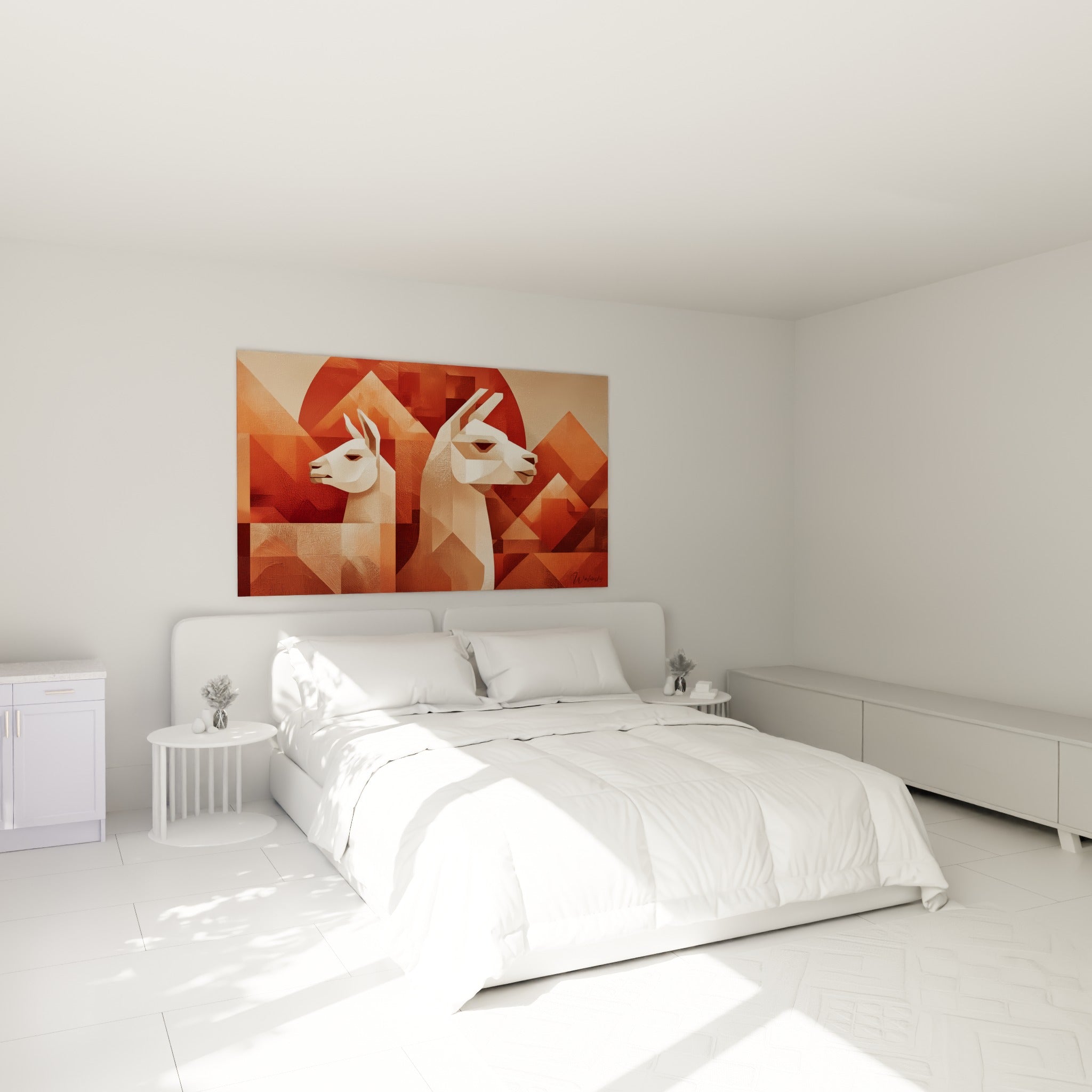 Deux lamas terracotta et crème aux traits anguleux, accrochés au-dessus d'un lit dans une chambre claire