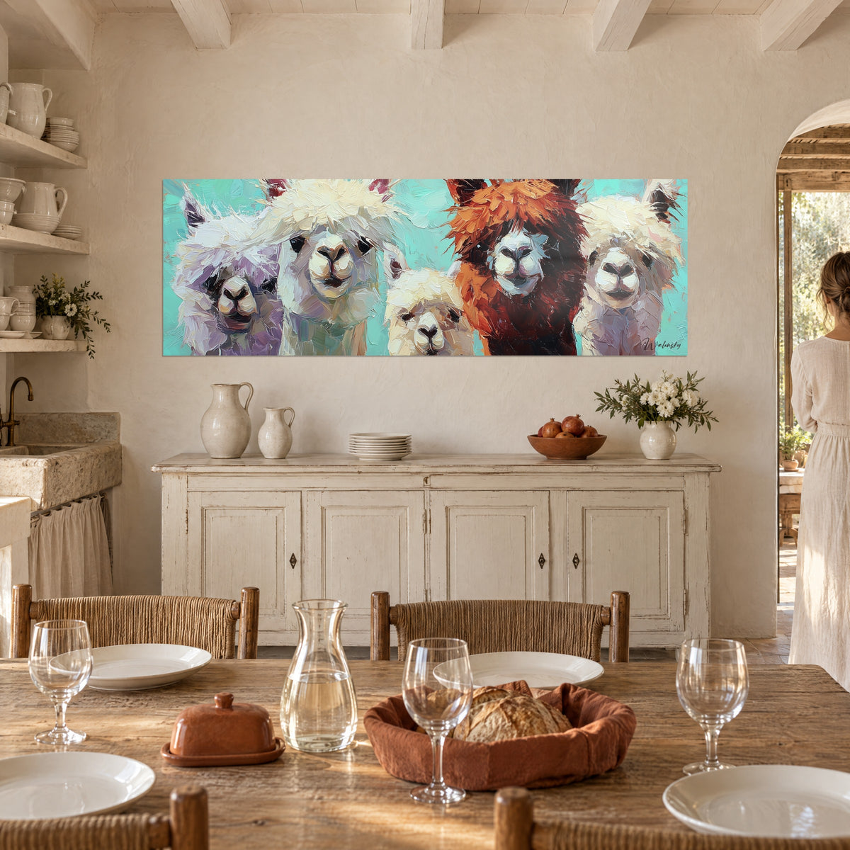 Quadro di un quintetto di alpaca dagli occhi neri, frange bianche e criniera ramata, di fronte a una tavola apparecchiata in una cucina in pietra