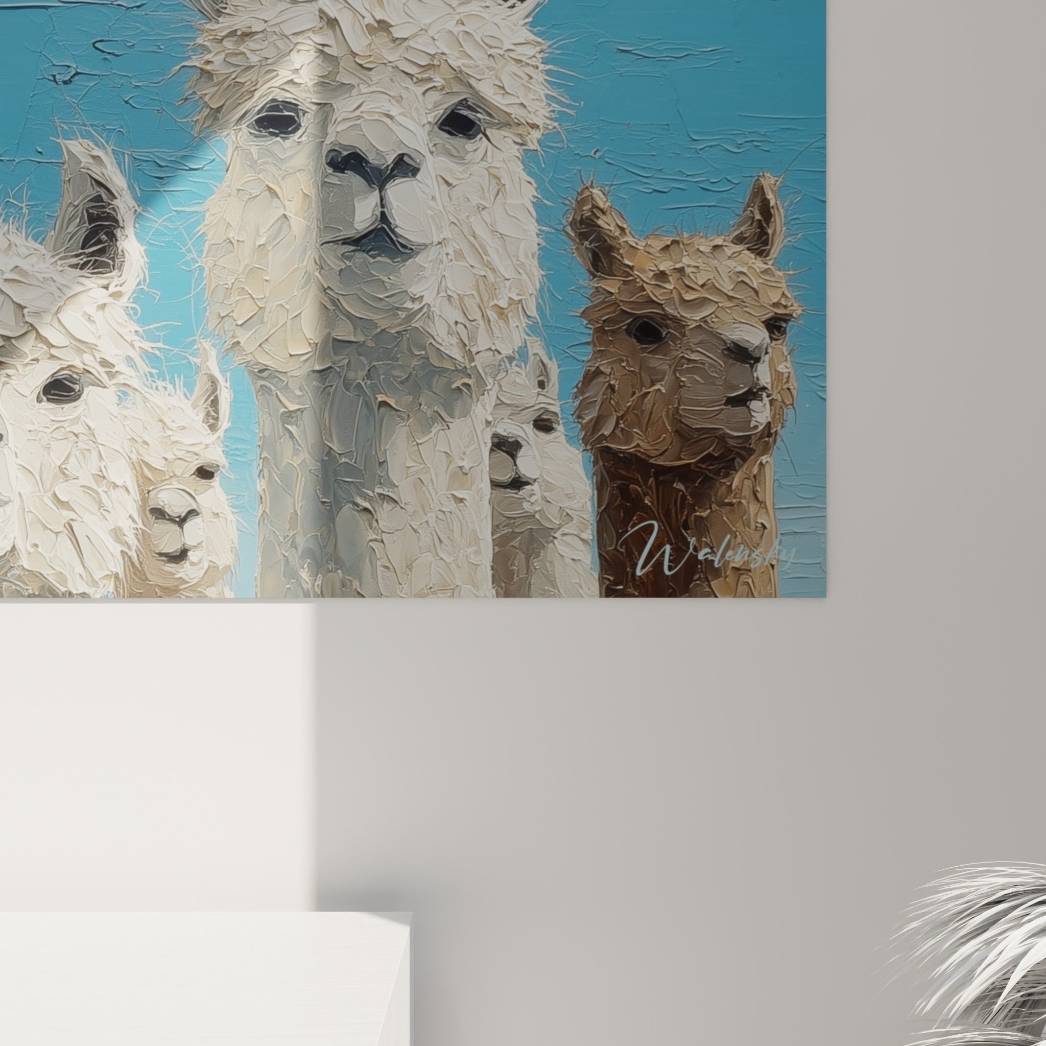 Empâtements épais du pelage blanc et brun des lamas se détachant sur le bleu craquelé
