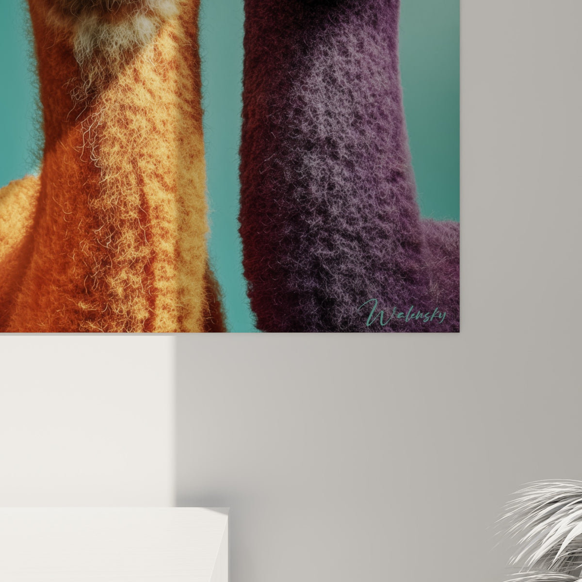 Détail du pelage texturé orange et violet des lamas, grain laineux et reflets des lunettes colorées visibles
