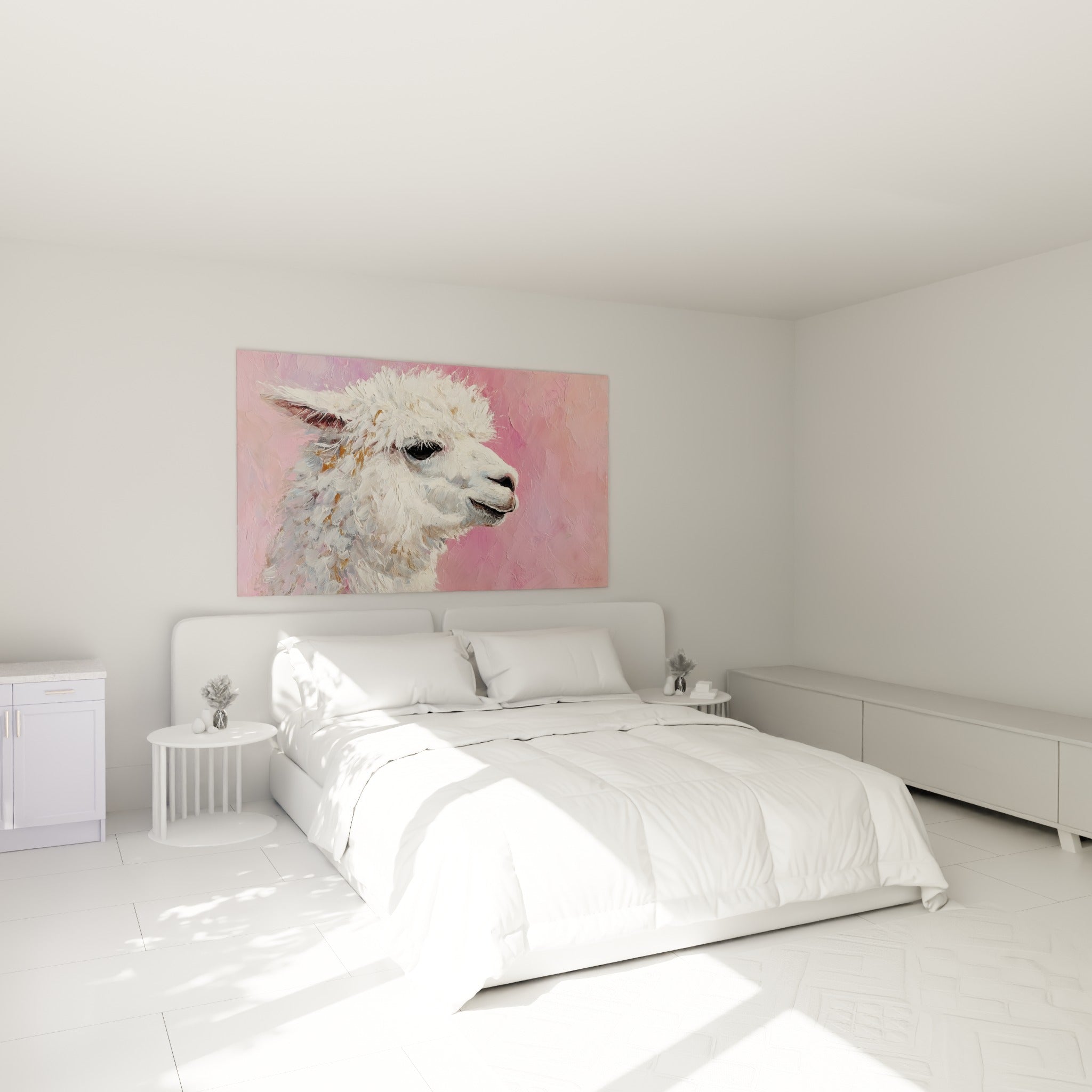 Portrait de lama blanc et rose accroché au-dessus d'un lit dans une chambre claire