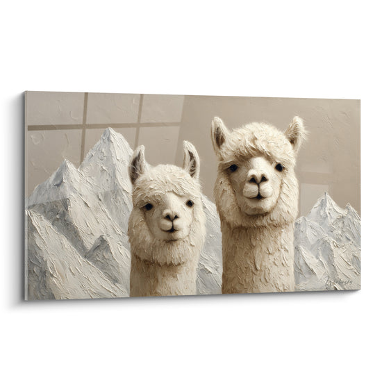 Deux lamas blancs et beiges regardent devant des sommets gris enneigés en relief peint