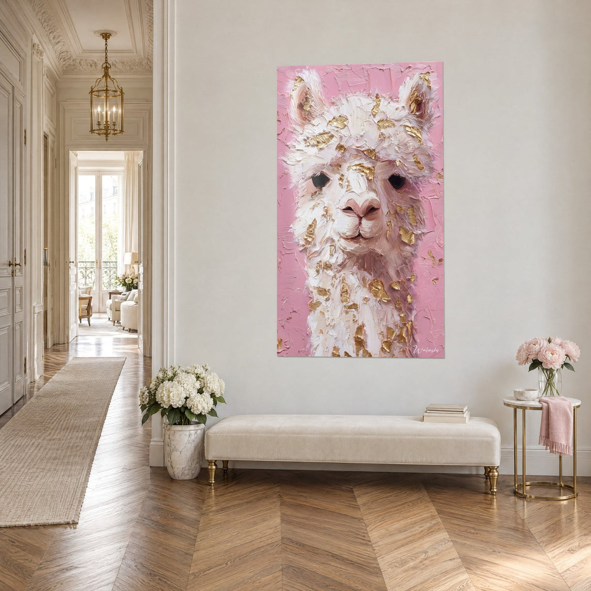 Cuadro de una llama color marfil salpicada de hojas de oro, fondo rosa suave, frente a un banco beige, piso de estilo haussmanniano