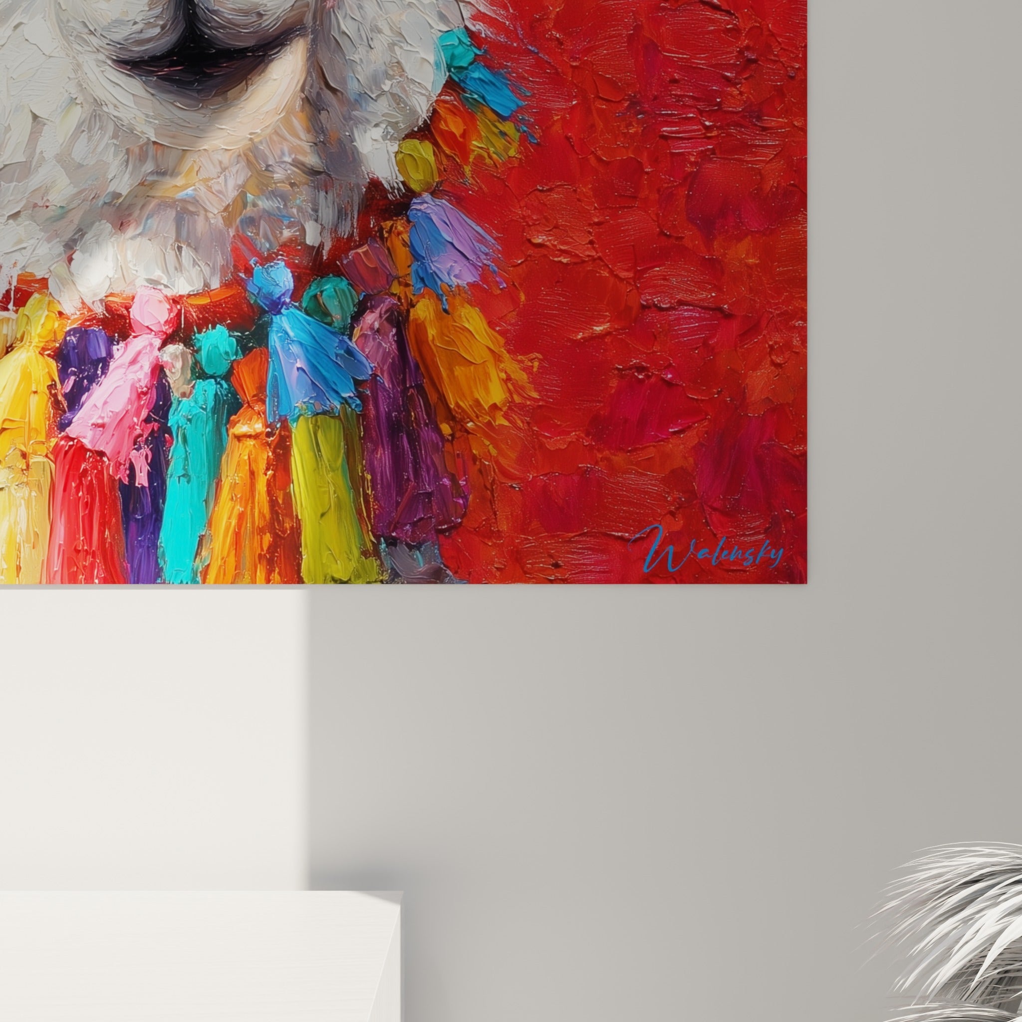 Empâtements blancs et gris du pelage de lama, coulures rouges et pompons turquoise en gros plan
