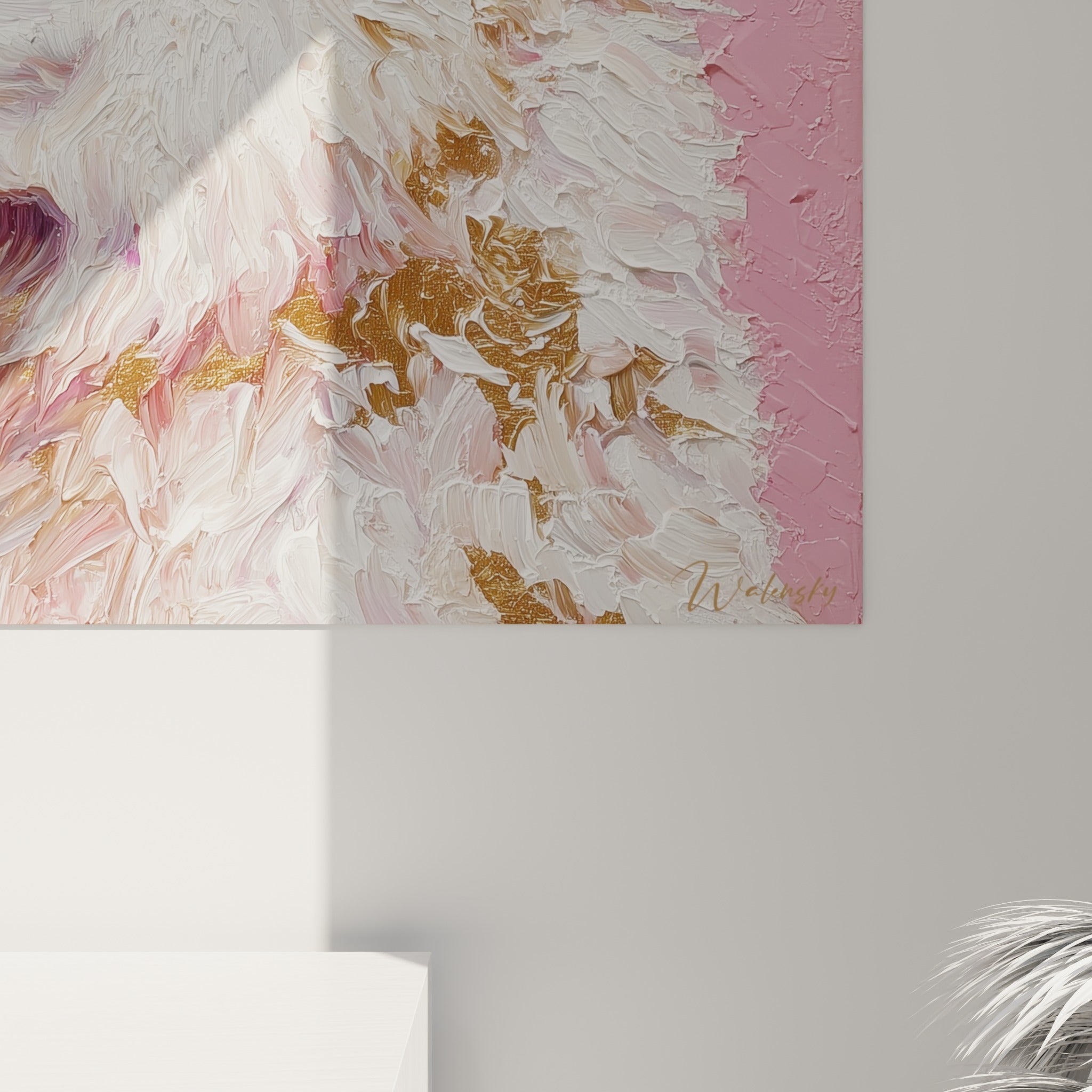 Empâtements blancs et fragments d'or se mêlant au rose poudré, matière épaisse de la toile visible de près