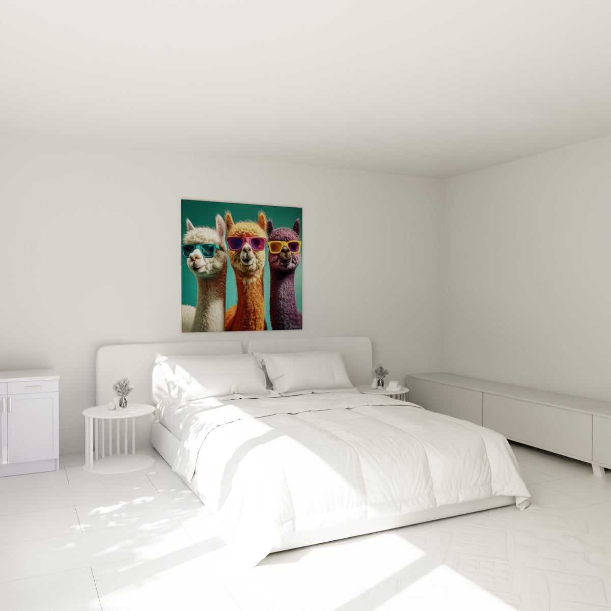 Lamas colorés à lunettes fantaisie, orange et violet, accrochés au-dessus d'un lit dans une chambre claire