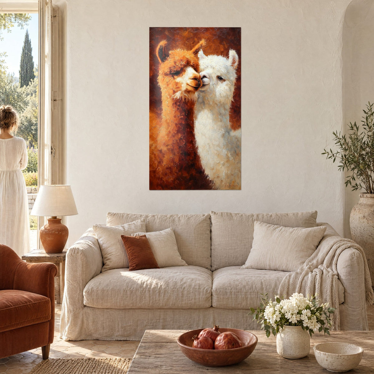 Quadro lama rossa dal manto ocra, muso appoggiato al compagno bianco crema, sfondo marrone testurizzato, sopra un divano in un soggiorno luminoso