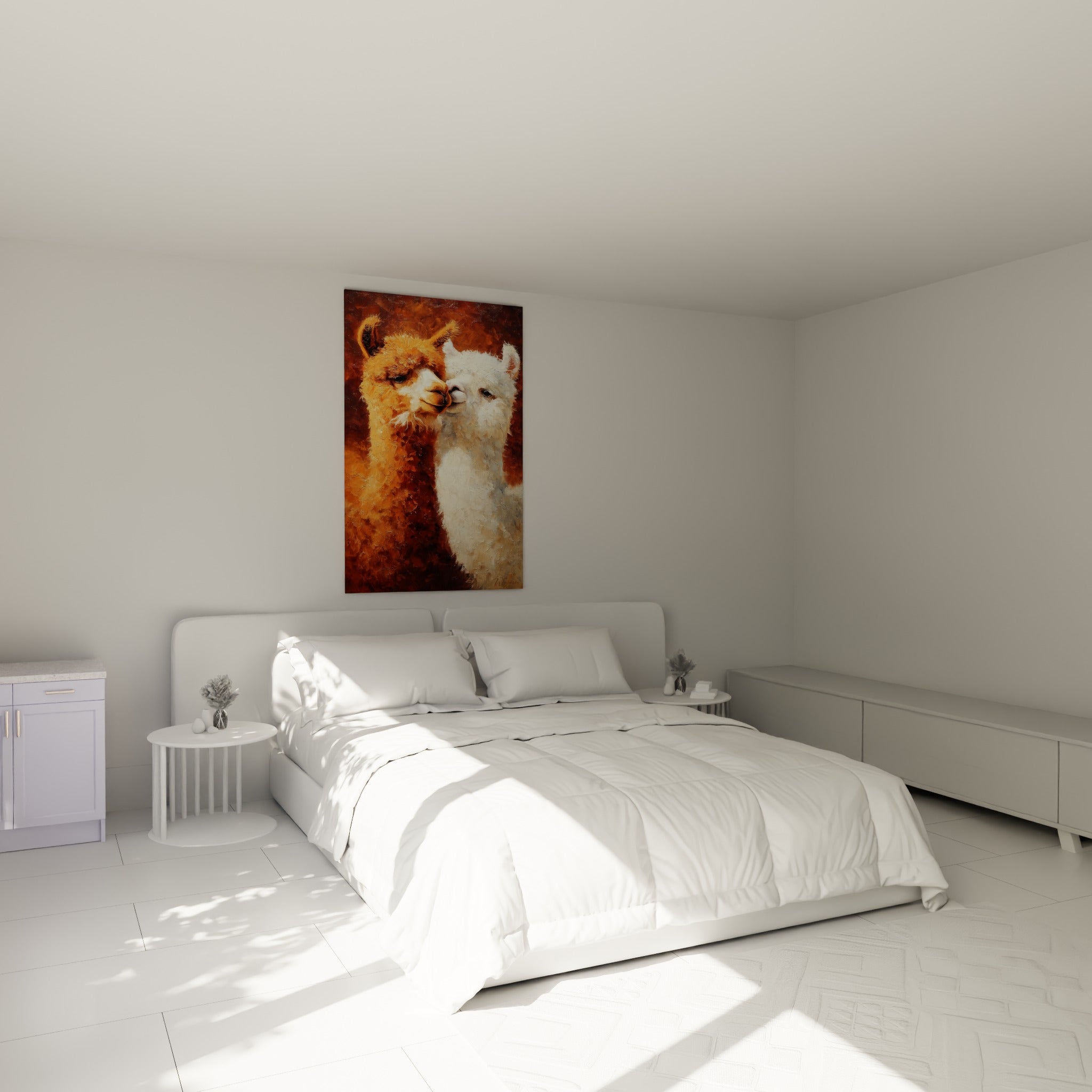 Duo de lamas fauve et blanc au-dessus d'un lit dans une chambre claire et apaisante