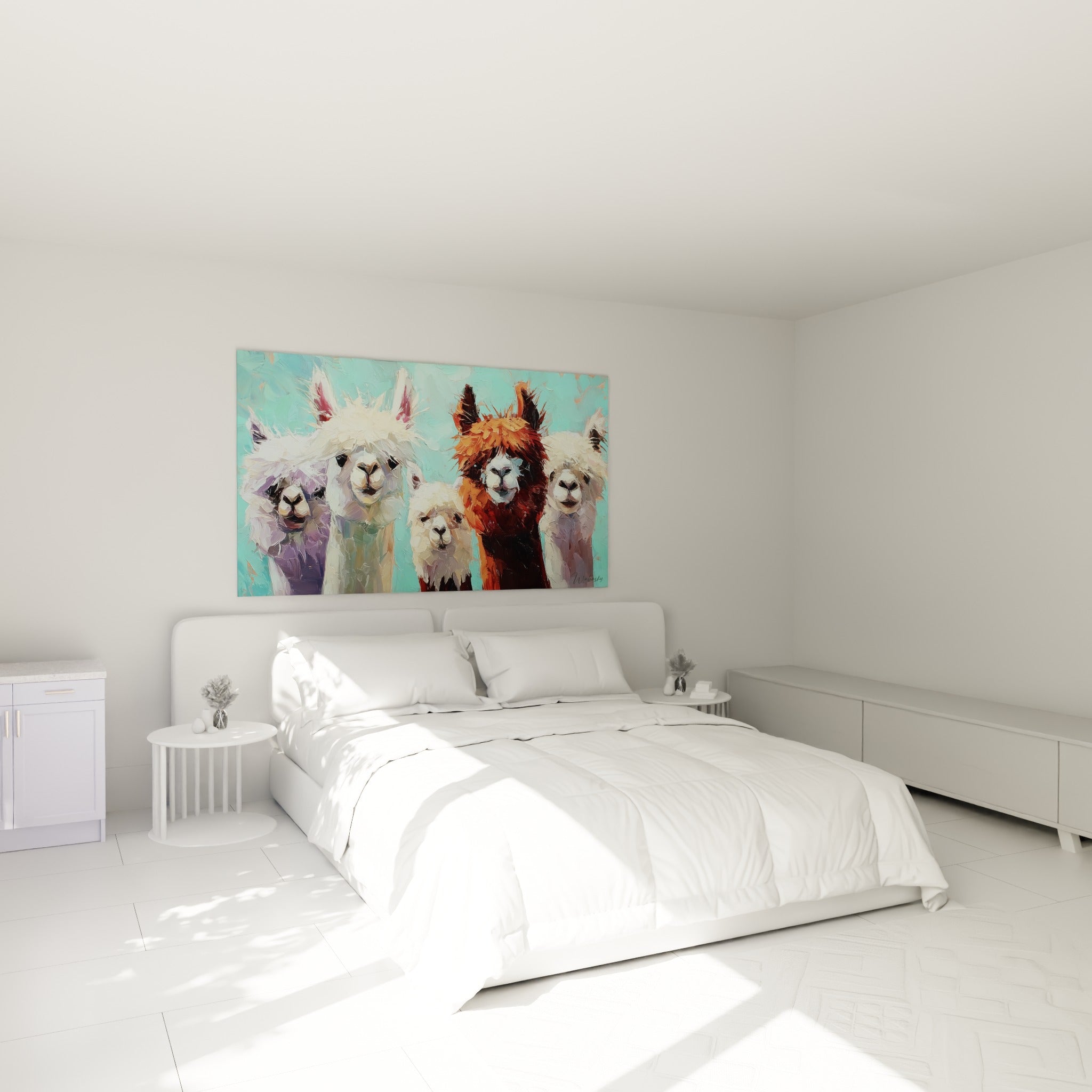 Lamas fauve et blanc côte à côte au-dessus d'un lit dans une chambre claire, fond turquoise éclatant.