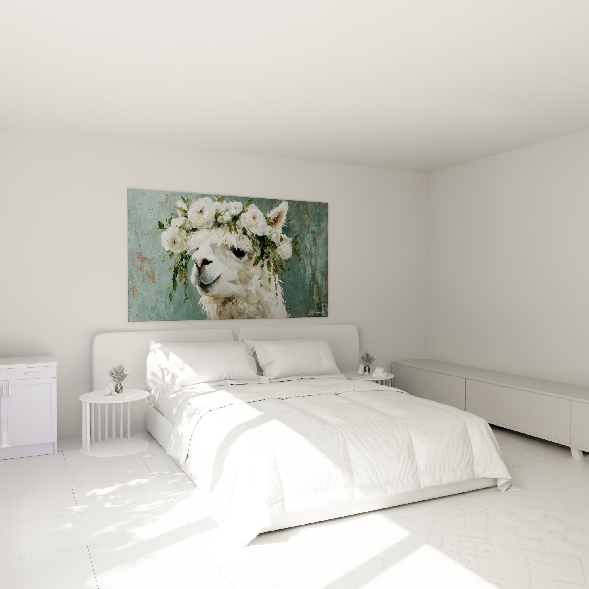 Lama fleuri aux tons crème et ocre, accroché au-dessus d'un lit dans une chambre claire