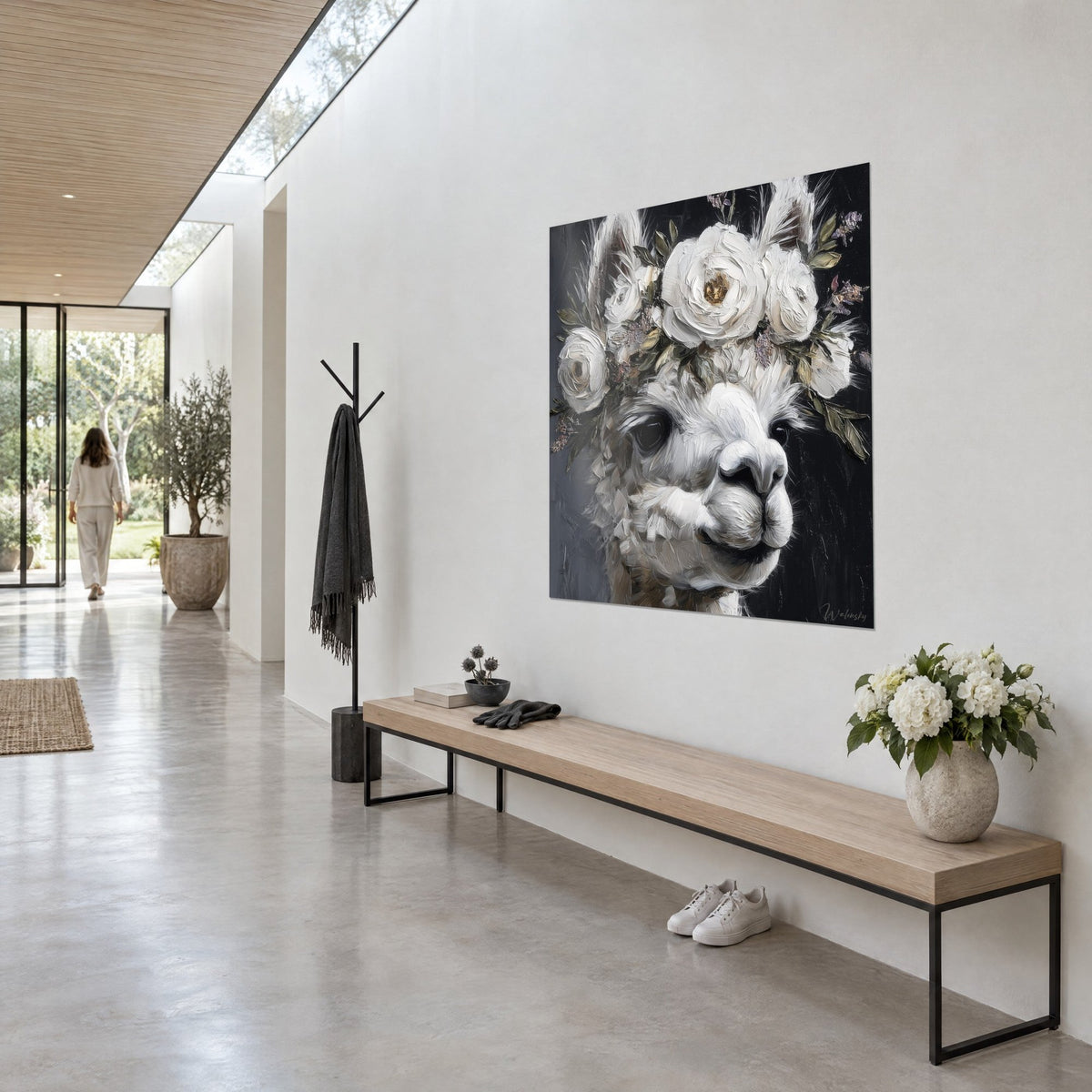 Quadro alpaca dal pelo cremoso, peonie madreperla e fogliame verde salvia, su una parete bianca d'ingresso con panca in legno