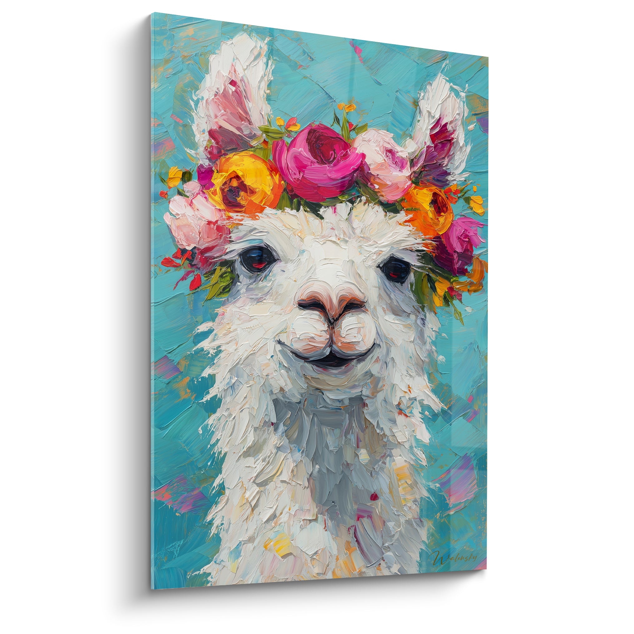 Lama souriant coiffé de fleurs roses et jaunes sur fond turquoise texturé en gros plan