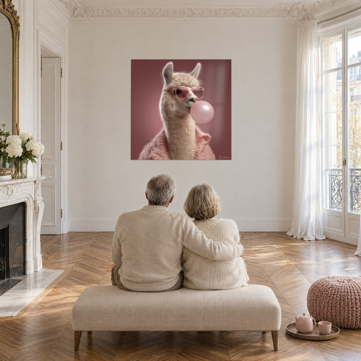 Gemälde Fashion-Lama mit rosa Blase und cremefarbenem Fell, bordeauxroter Hintergrund, gegenüber einem älteren, eng umschlungenen Paar auf einer Bank in einem Parkettsalon
