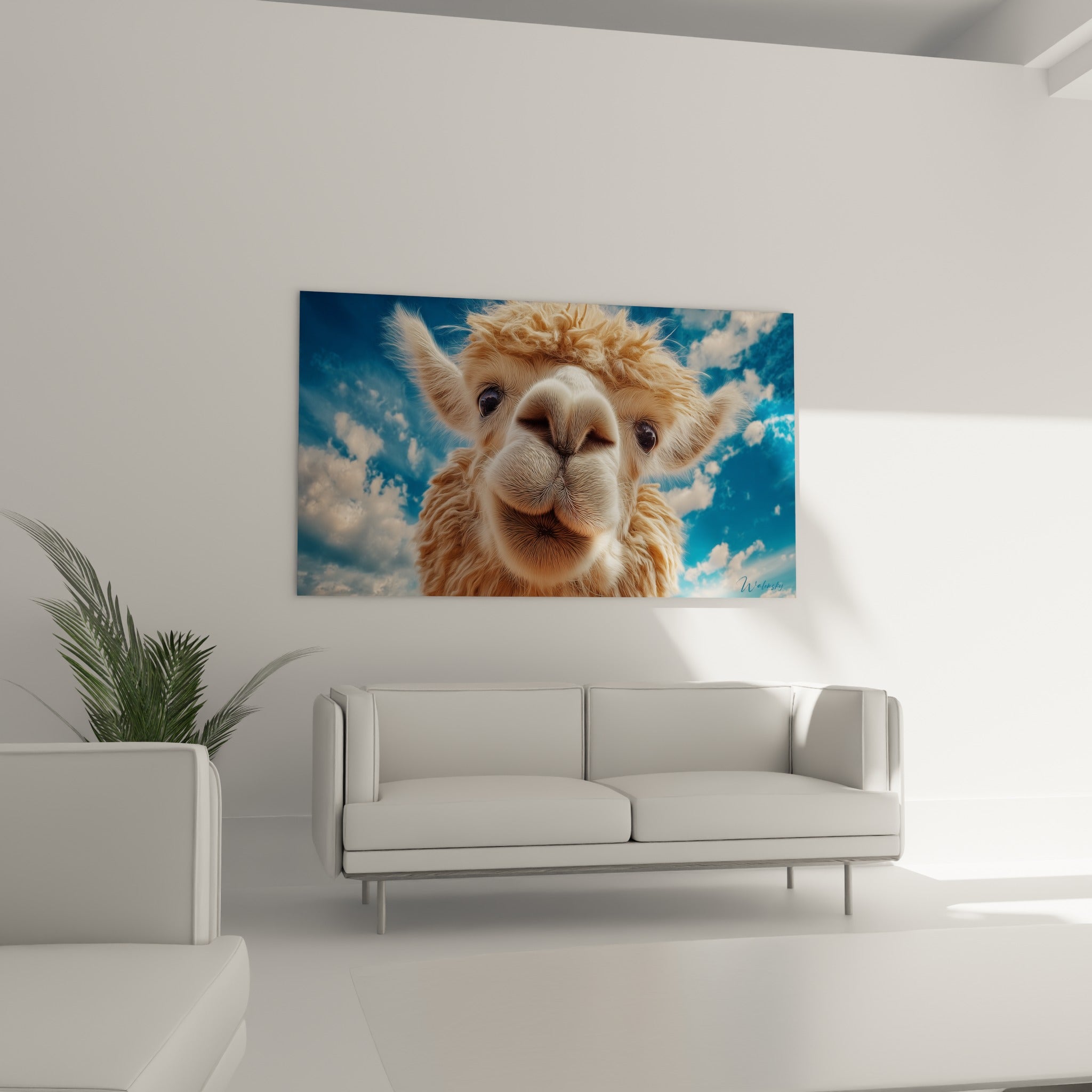 Fourrure beige épaisse et ciel bleu du lama, tableau suspendu au-dessus d'un canapé dans un salon lumineux