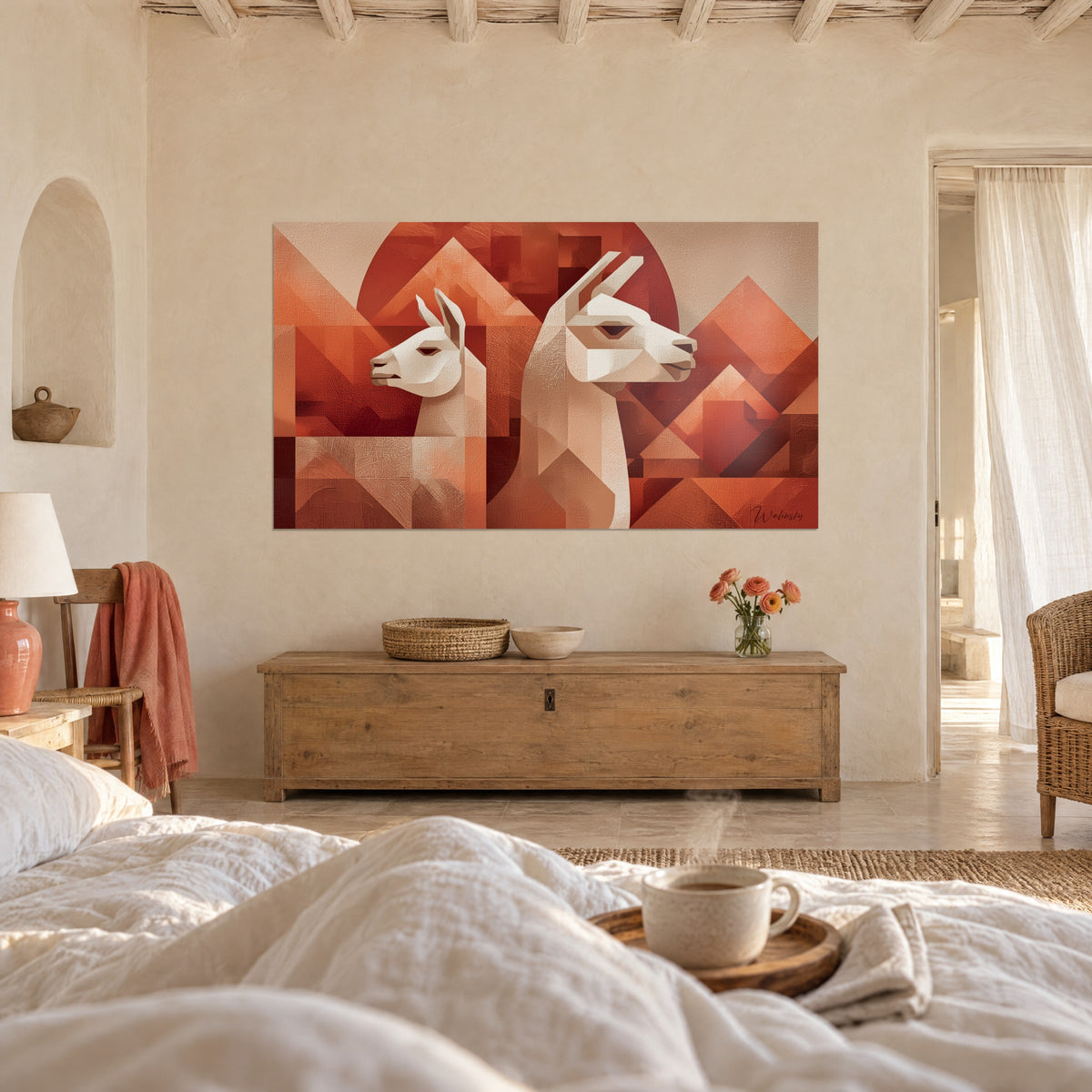Schilderij paar gestileerde alpaca's in ivoor, donkerrode schijf en terracottakleurige pieken, boven een bed in een lichte slaapkamer