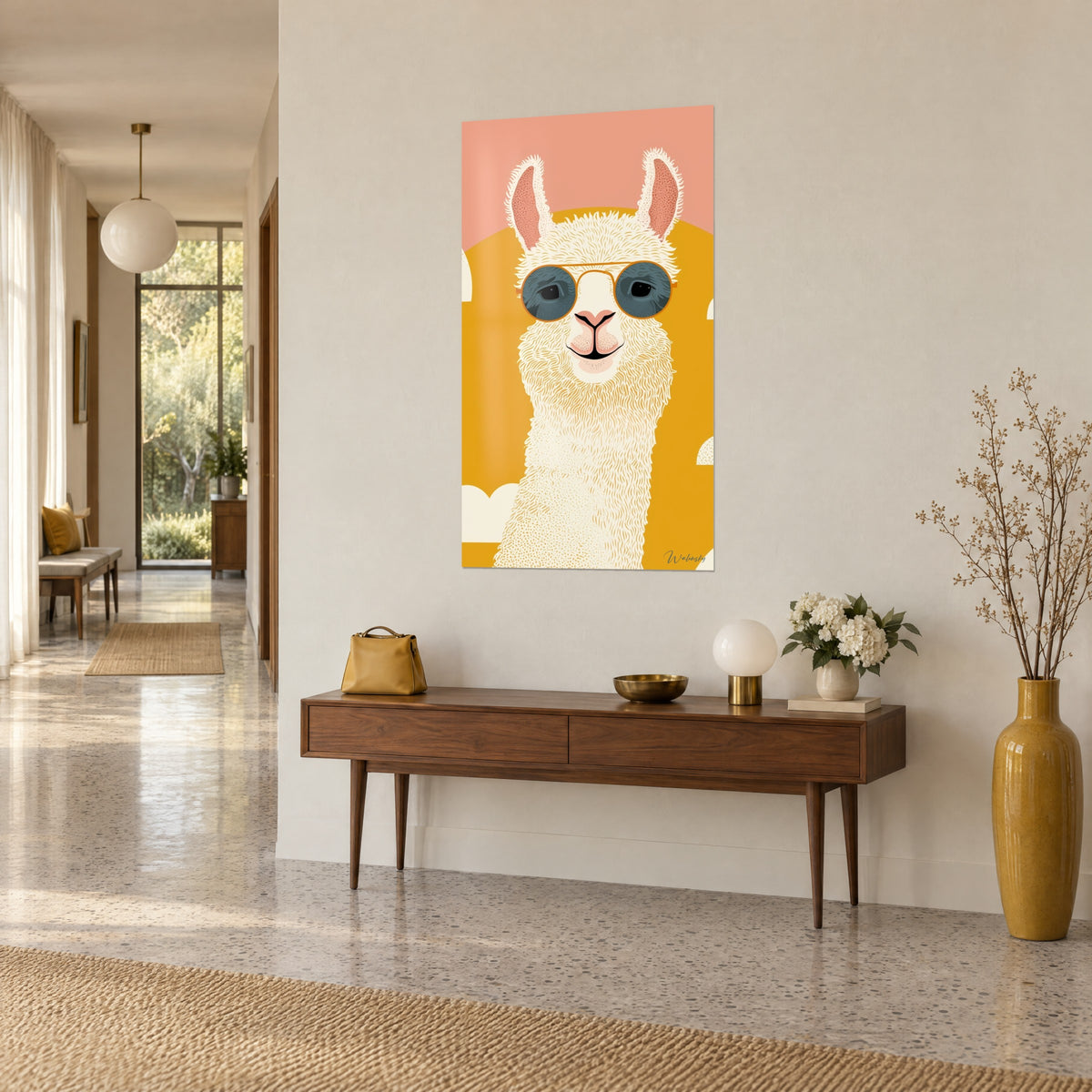 Cuadro de una alpaca lanuda y sonrisa traviesa, sol amarillo dorado sobre cielo rosa, colgado encima de una consola de madera en un pasillo iluminado