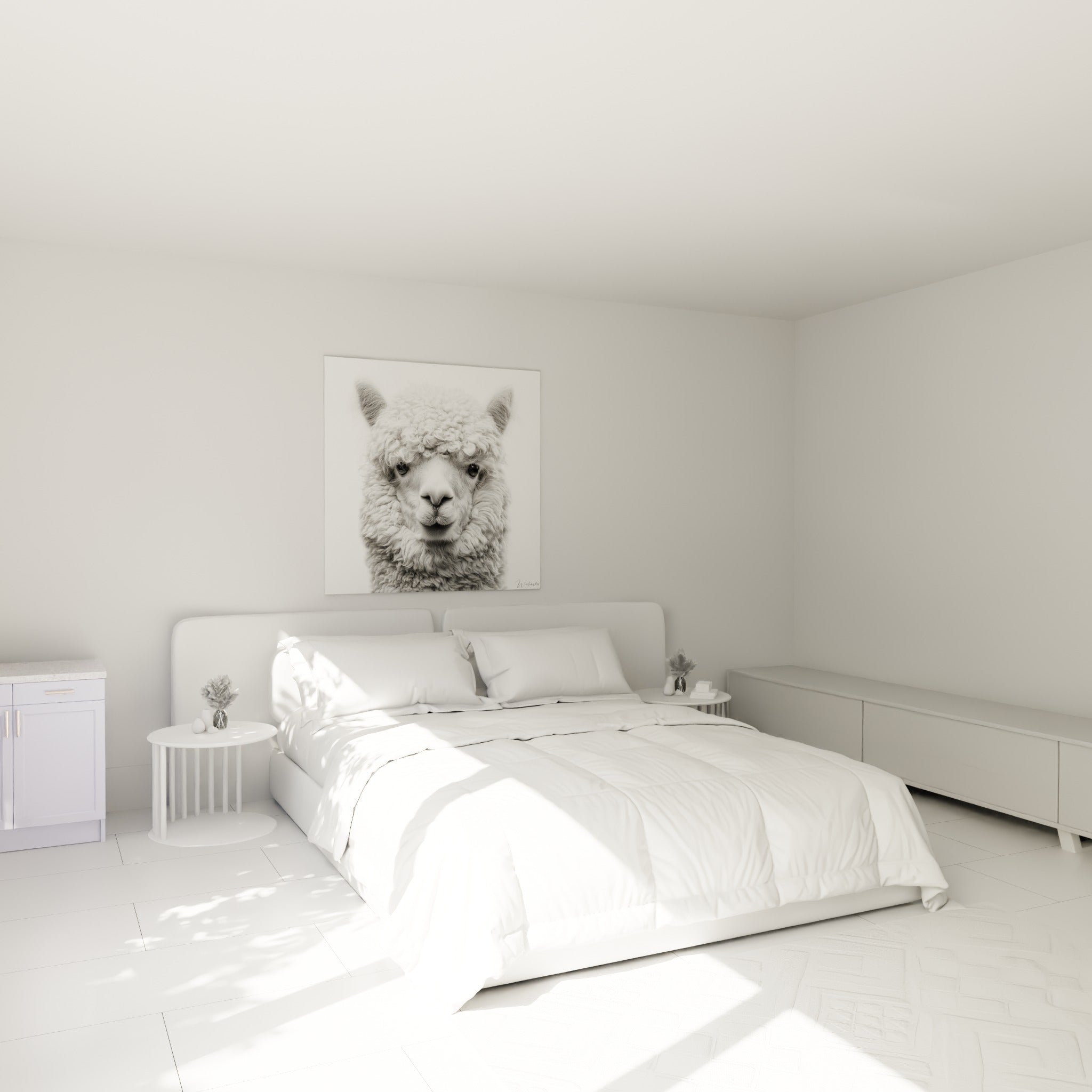 Lama gris et blanc à la toison texturée, accroché au-dessus d'un lit dans une chambre claire
