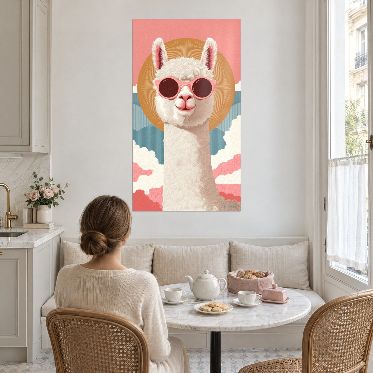 Quadro Lama hipster con sorriso rosa, collana di lana bianca, disco dorato di sole, coppia di spalle davanti a un tavolo per la colazione, soggiorno in stile haussmanniano
