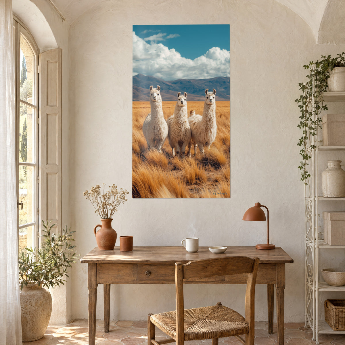 Cuadro retrato de grupo de llamas lanudas, estepa amarillo anaranjada y cielo azur, frente a un escritorio de madera en un rincón de la masía