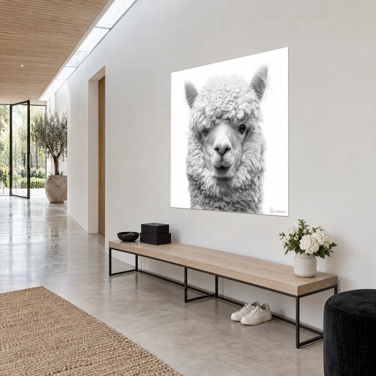 Gemälde flauschiges Alpaka mit glänzenden schwarzen Augen, cremefarbener Krauspony und graue Ohren, an einer hellen Eingangswand