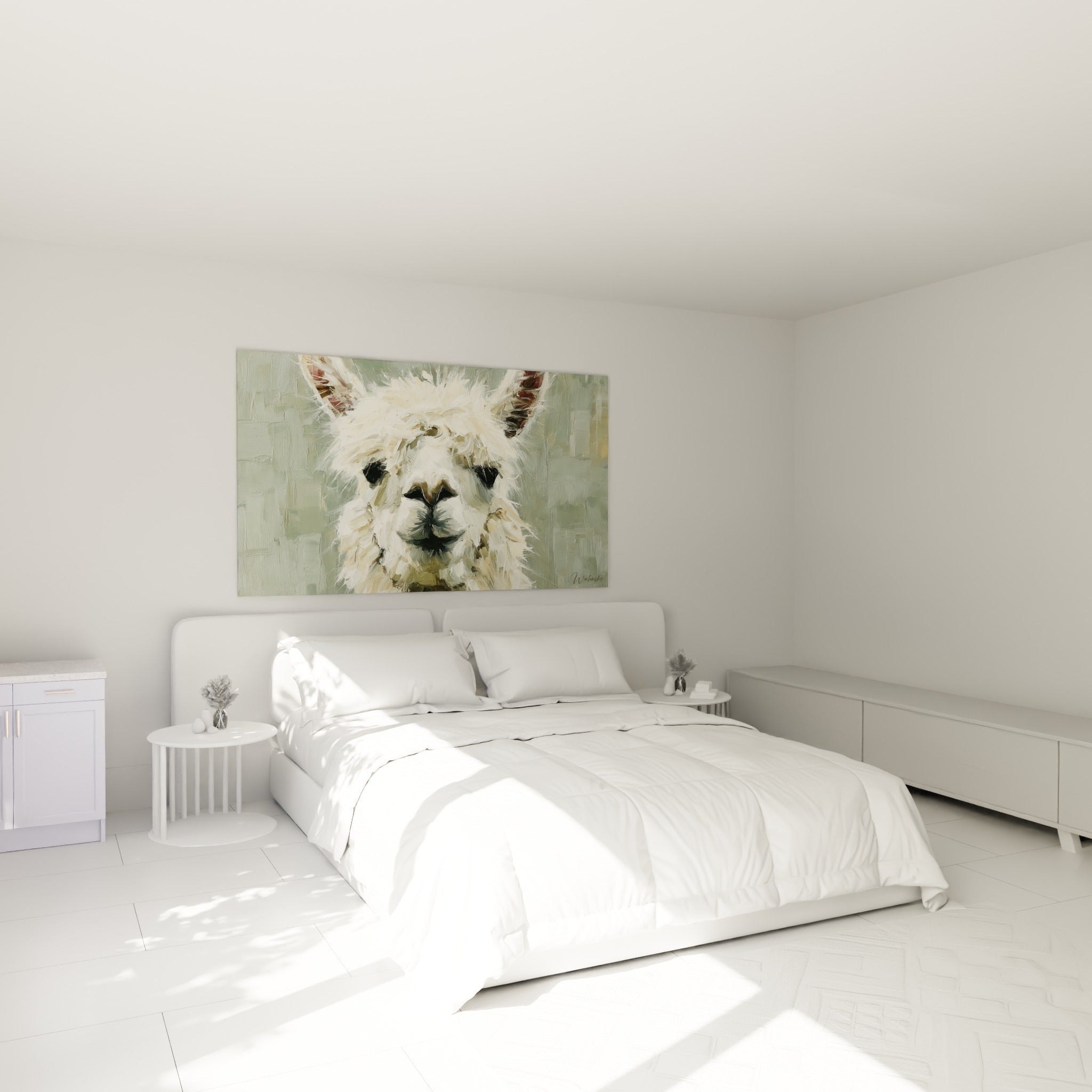Museau noir et pelage crème du lama accrochés au-dessus d'un lit dans une chambre claire