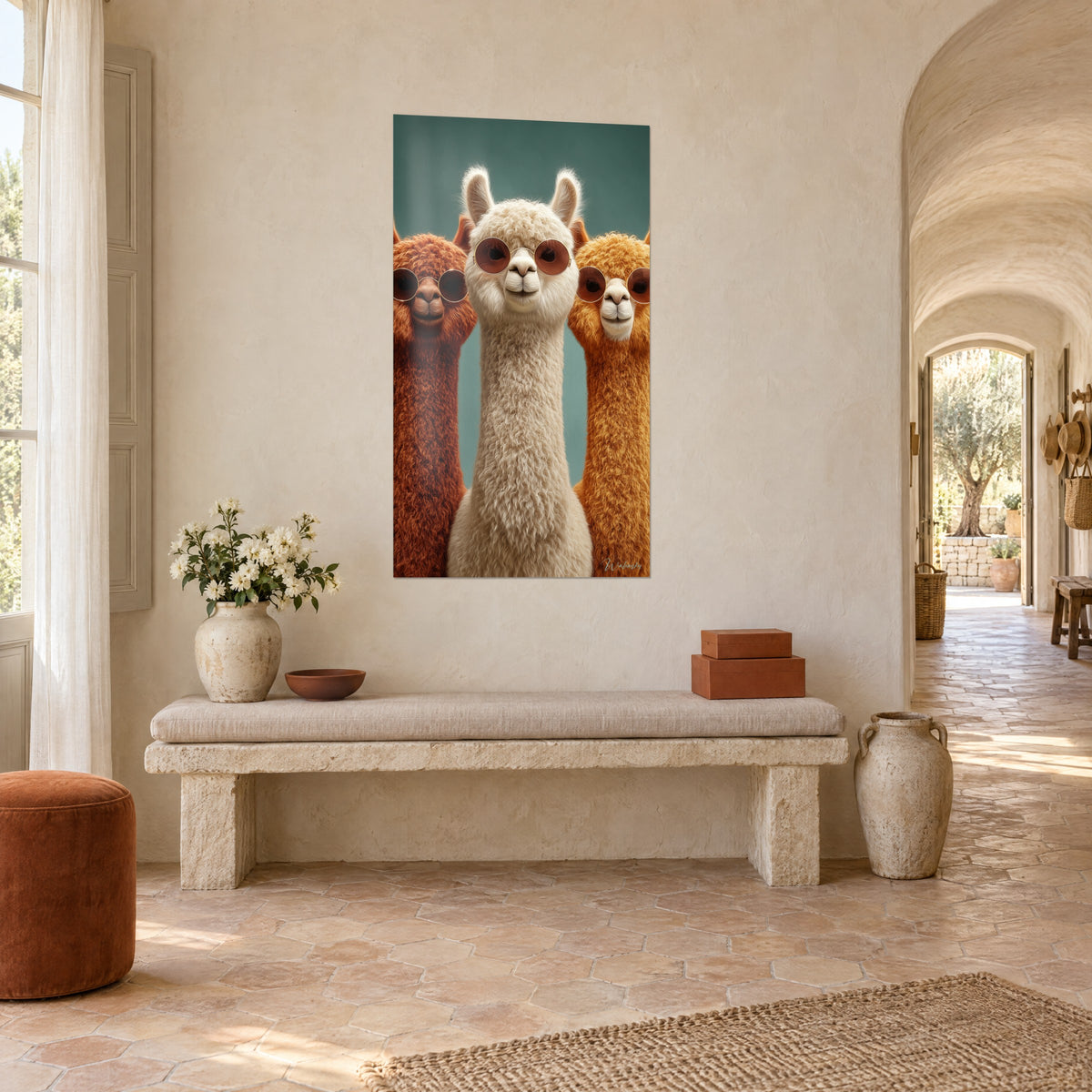 Cuadro llamas rizadas con montura dorada, lana color crema en el centro y cobriza a los lados, banco de piedra y arco de una masía provenzal