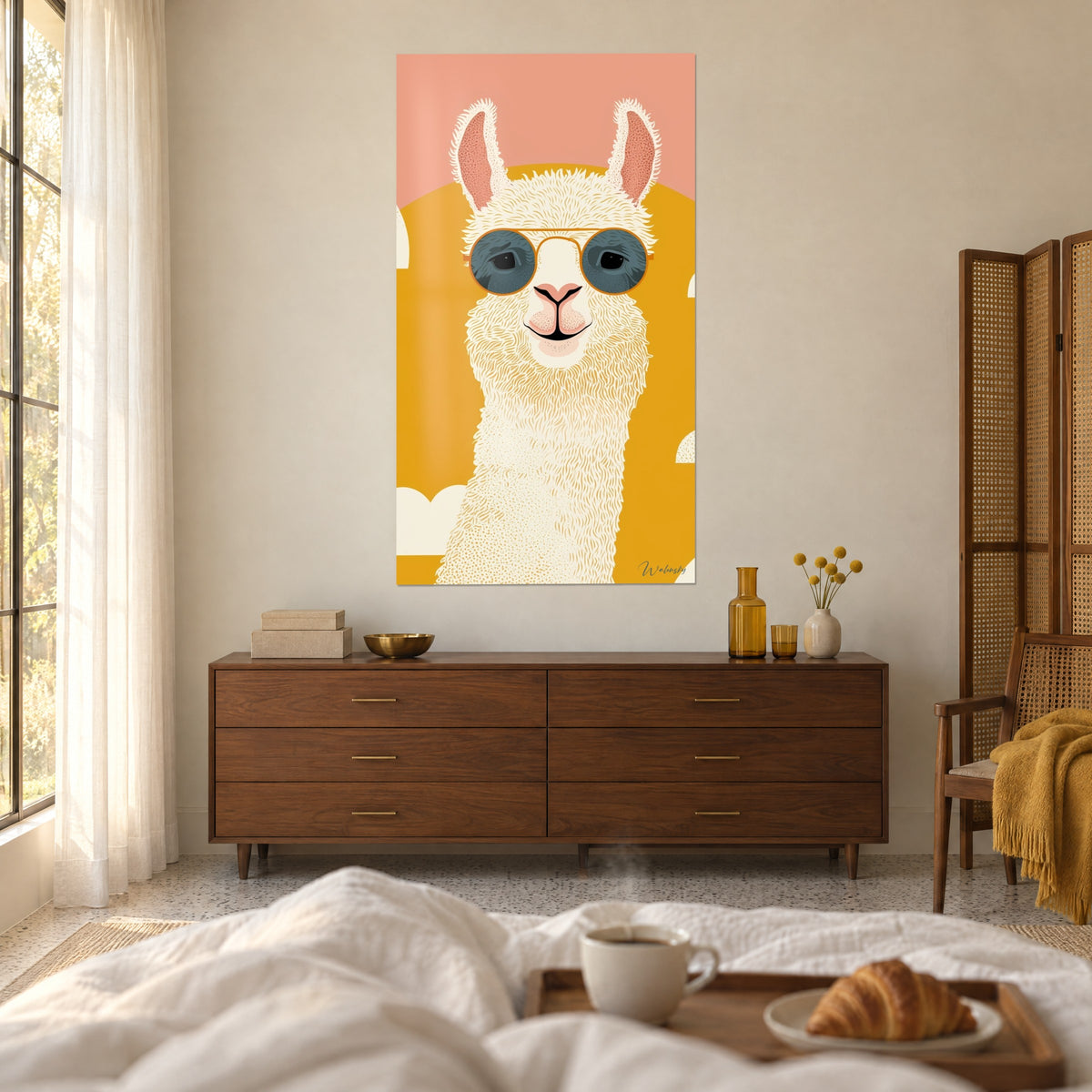Cuadro de un camélido blanco con gafas azul grisáceo con borde de cobre, fondo amarillo y rosa pálido, encima de una cama en un dormitorio luminoso