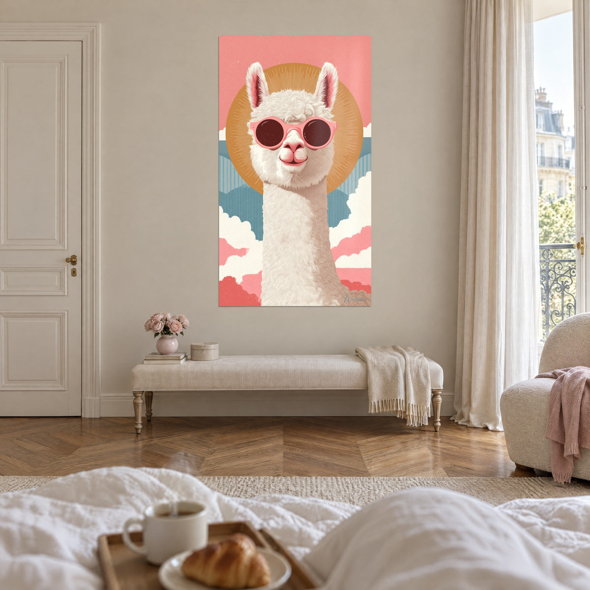 Quadro Lama solare con occhiali rosa, lana color crema e alone arancio, nuvole corallo punteggiate, sopra un letto in una camera luminosa